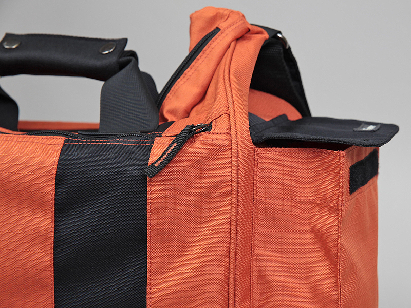 <b>このポケットは、マチが最大まで広がるとフタは上に被さるだけになる</b>