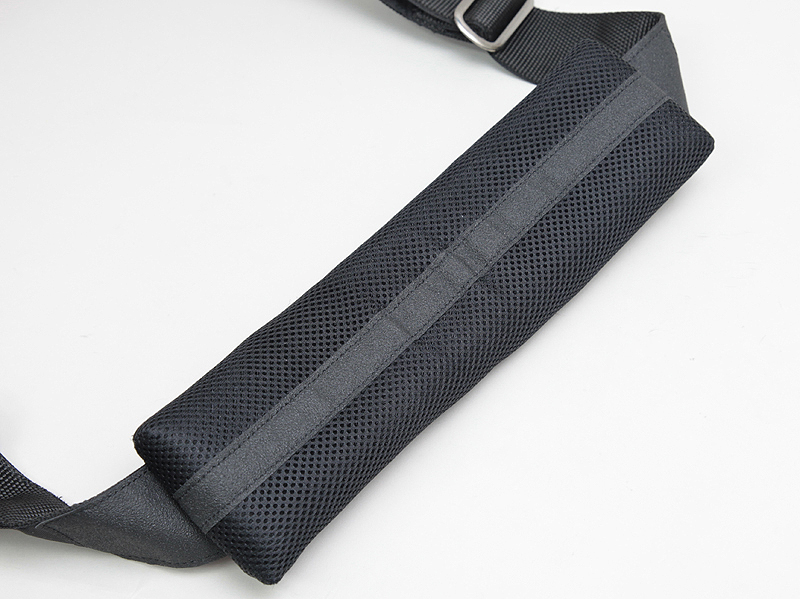 <b>3cm厚のショルダーパッドが付属する</b>