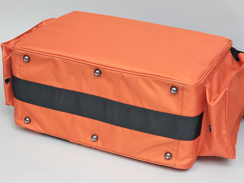 <b>底面には6カ所に鋲が打ってある</b>