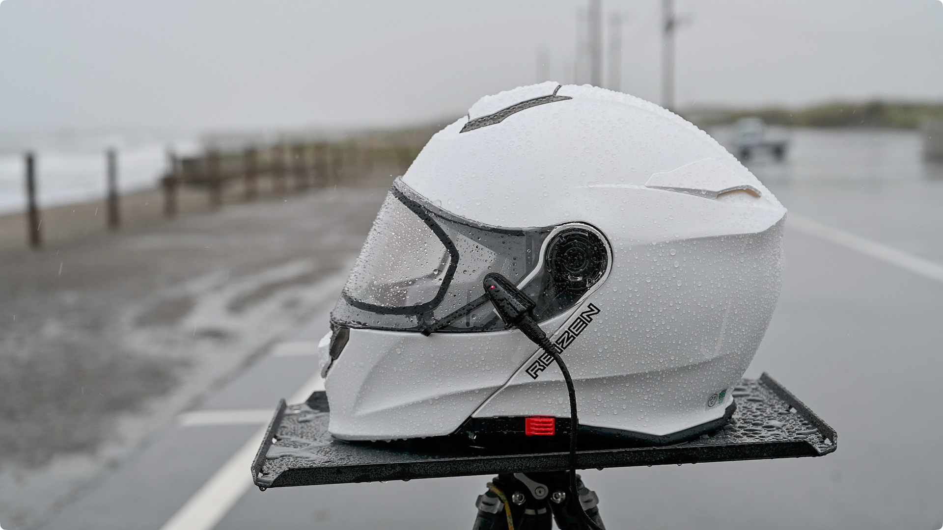 雨にさらしながら、ヘルメットの中に熱湯の入ったコップを置いてみた