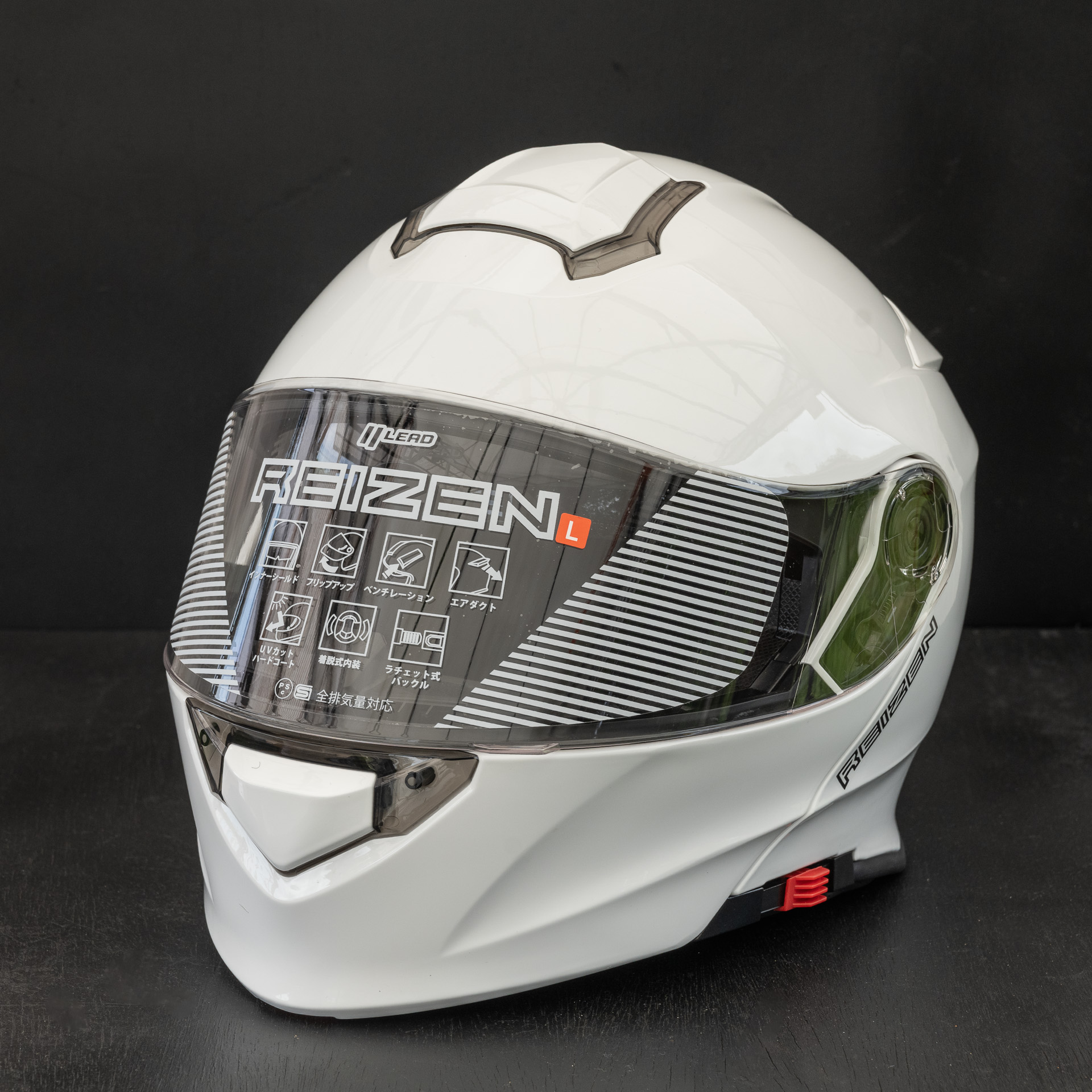 防曇シールド施工にあたっては、シールドは新品であることが望ましい。今回はヘルメットごと新調したが、シールドのみ新品にすれば十分だ