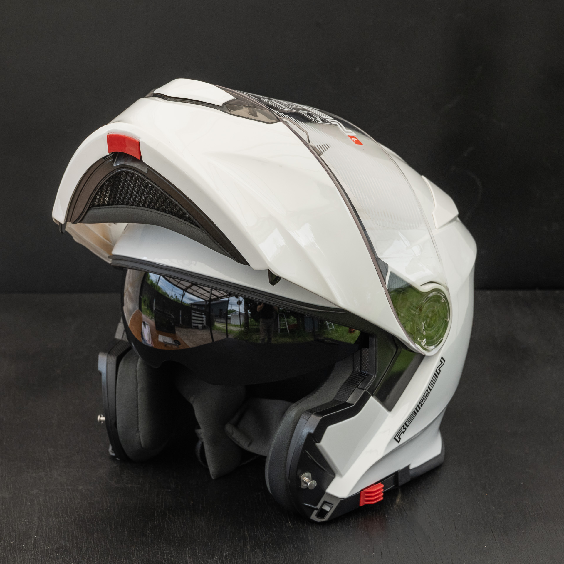 防曇シールド施工にあたっては、シールドは新品であることが望ましい。今回はヘルメットごと新調したが、シールドのみ新品にすれば十分だ