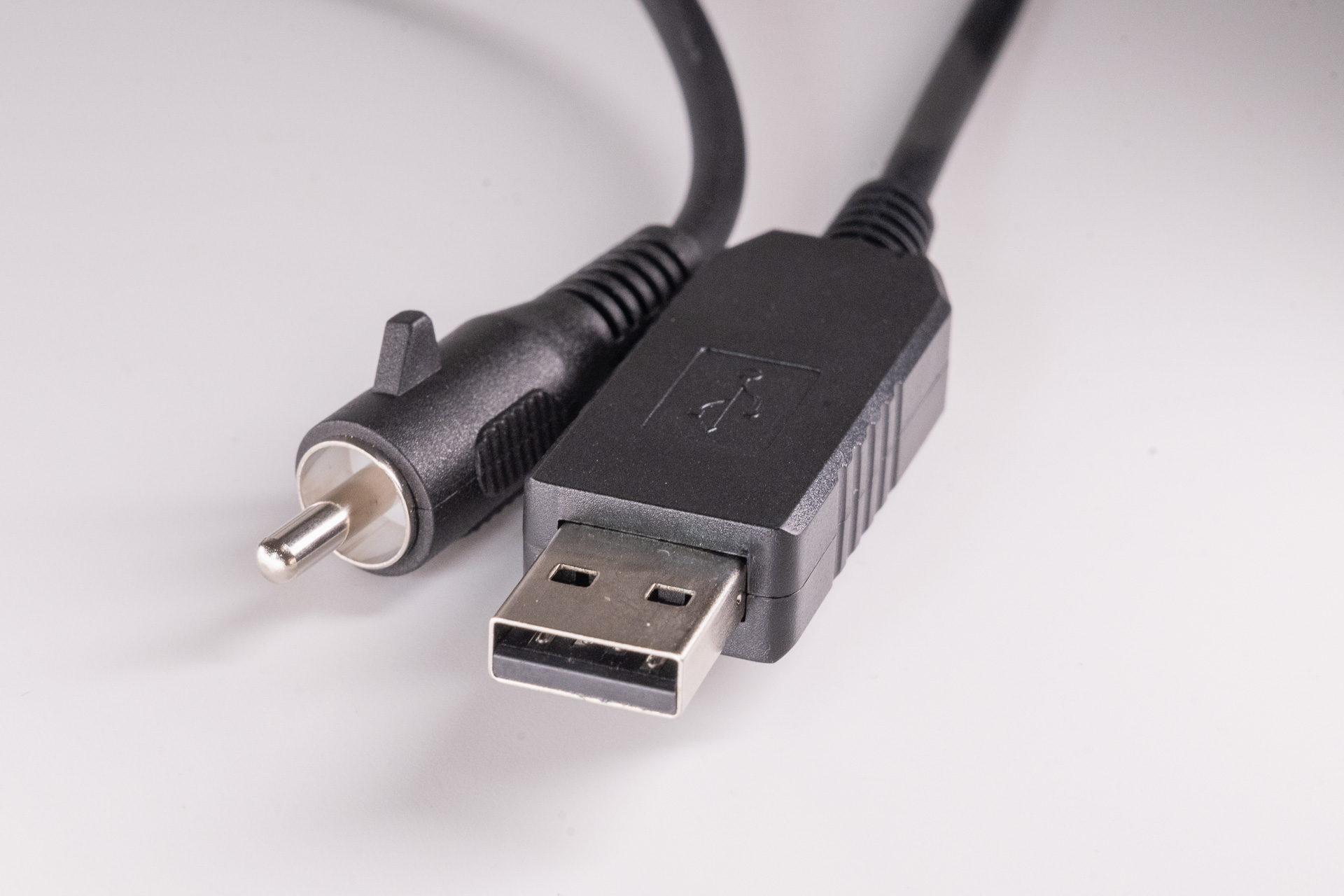 接続コネクターとUSB Type-A。USB側は防滴構造ではない