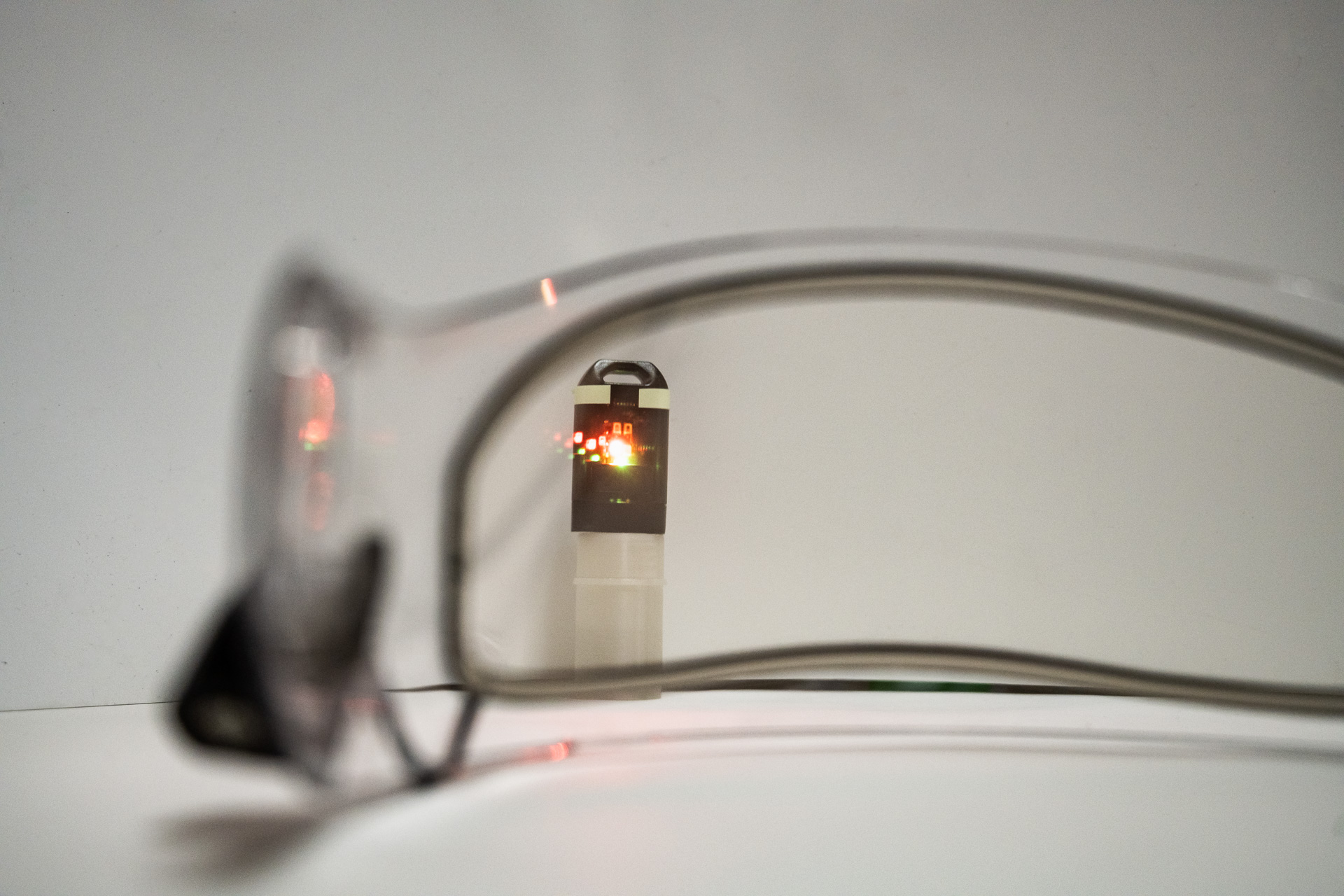 LEDライト中心から左に点々と写っているのがゴースト。光源がシールド中心よりも右にある場合は右側にゴーストが発生する