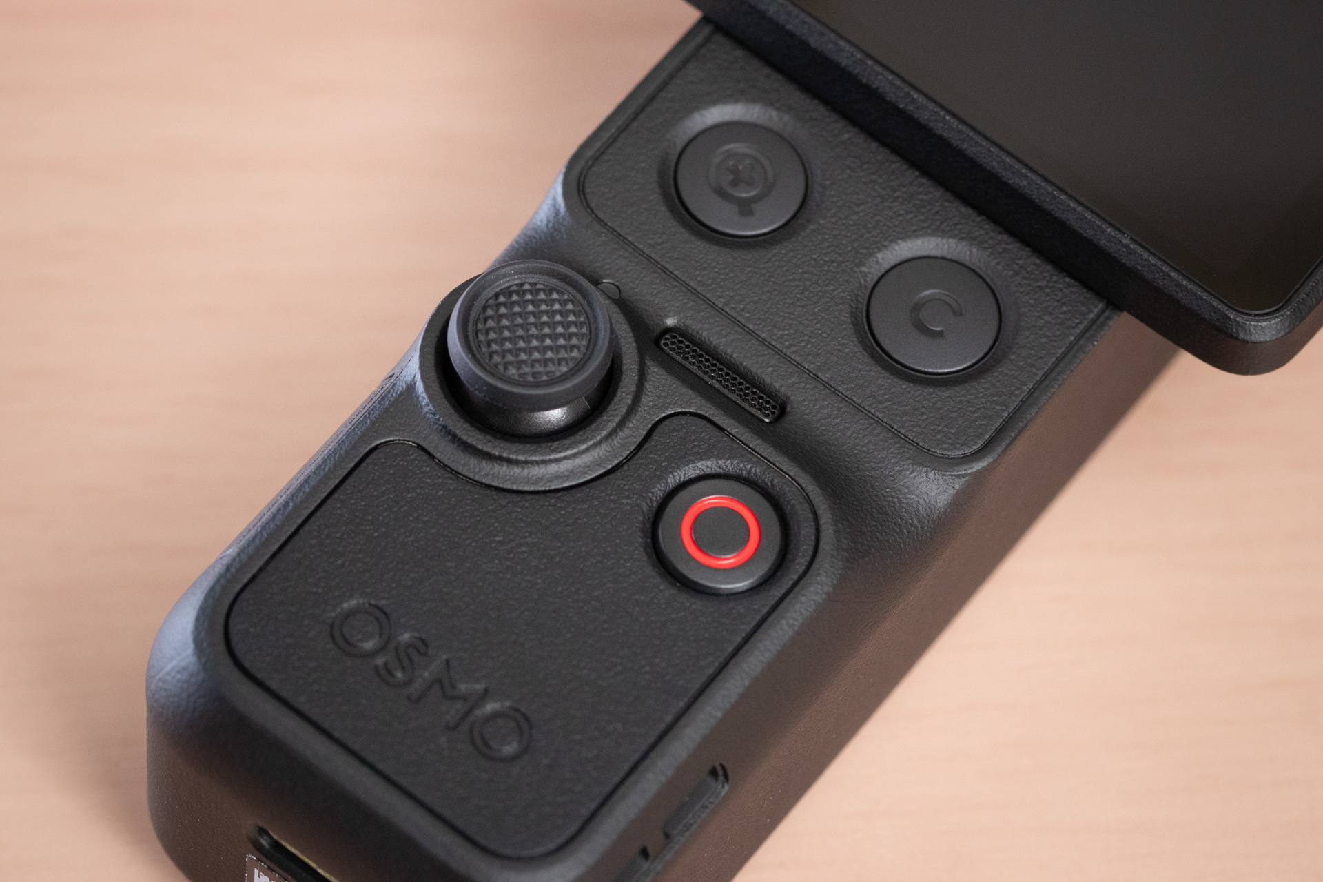 上段左がズームボタン。その右がカスタムボタンで、1/2/3度押しという3つの機能を割り当て可能