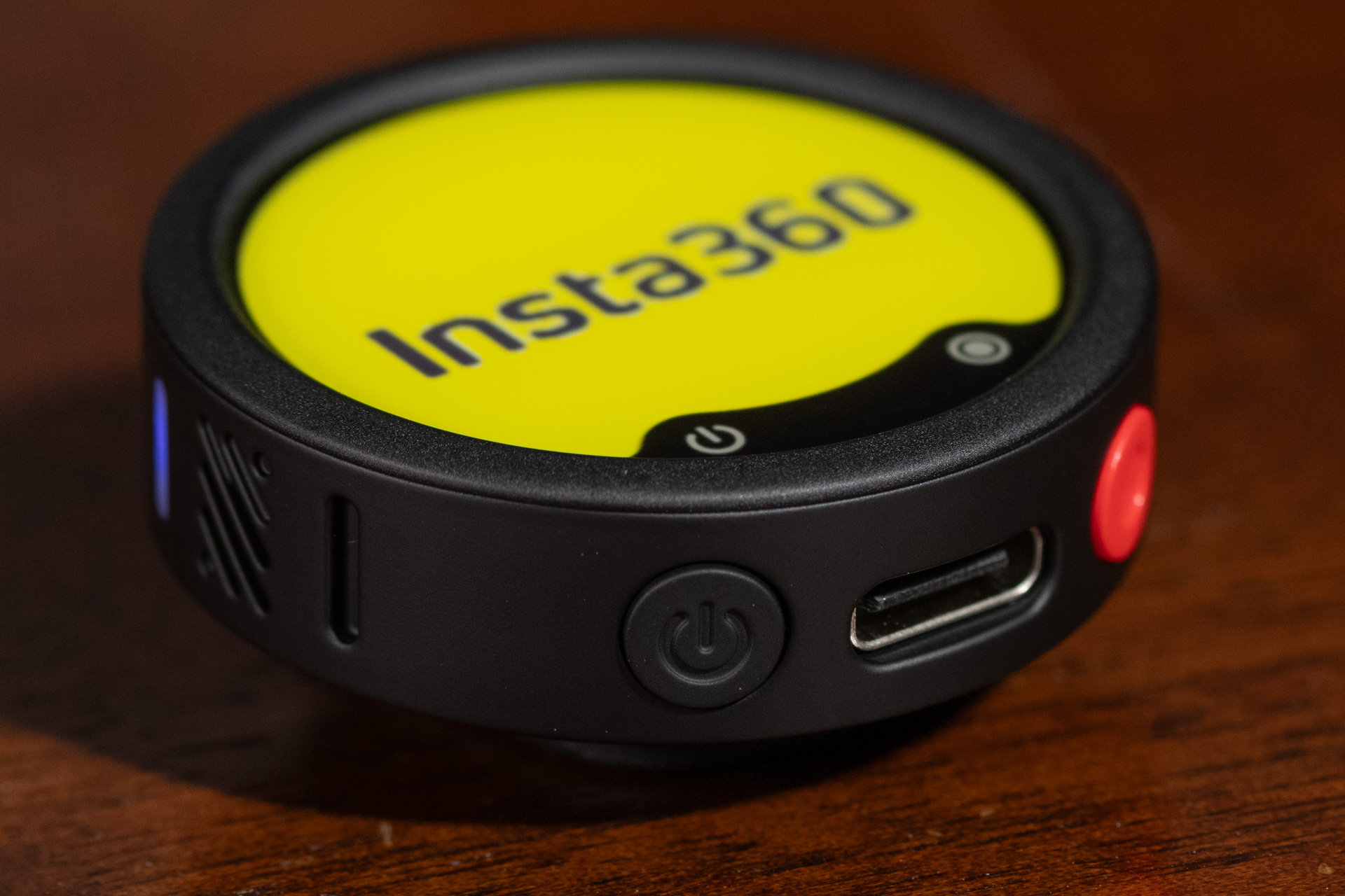 充電やデータ転送のUSB端子を装備。赤ボタンを押せば単体で録音可能