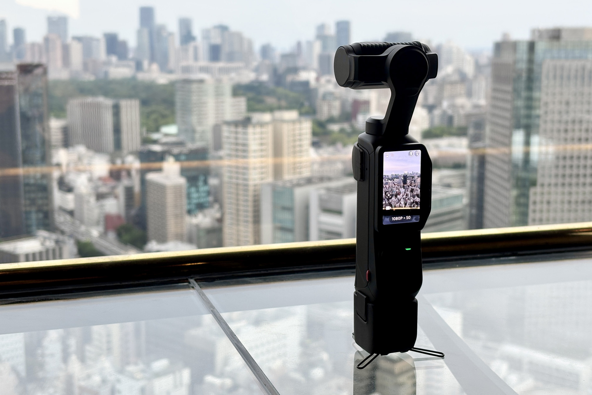 Luna Ultraの付属の1/4ねじ付きハンドルには小型の三脚が内蔵されている