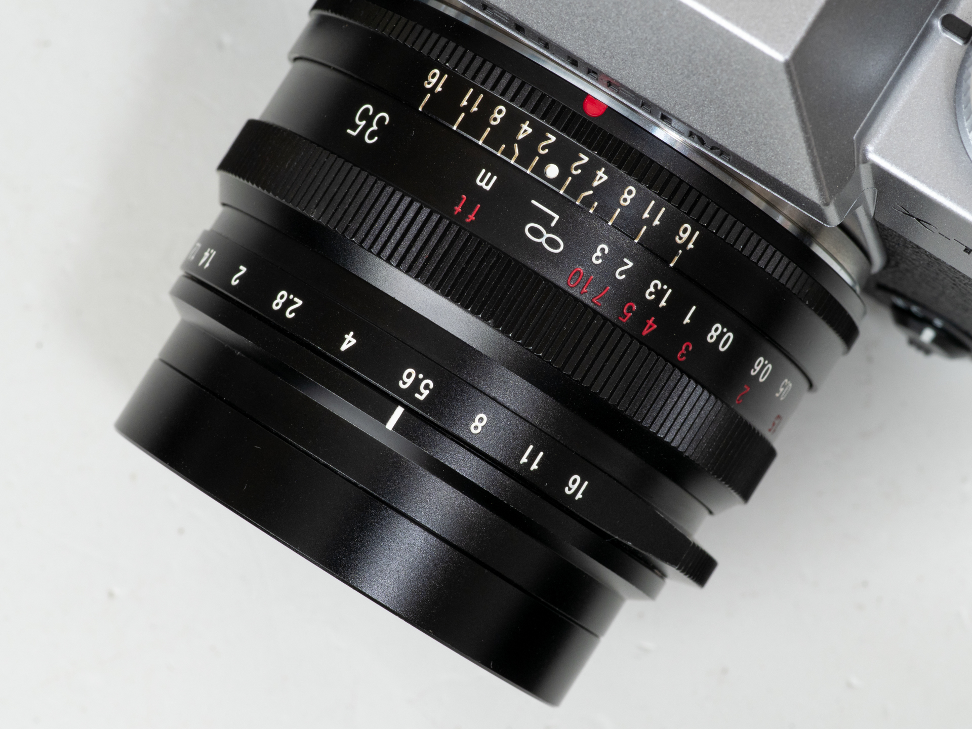 NOKTON 35mm F1.2を上からみてみます。鏡筒はライカMレンズっぽいニュアンスもありますが独自のデザインでありますね。距離指標も見やすい。実焦点距離からみると少し絞れば目測でいけます。ロータリーフィーリングも優れています。