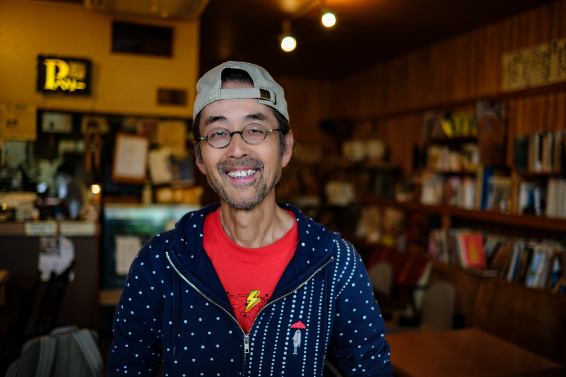 35mm判換算で34.5mmくらいの画角になる筆者向けのレンズです。ミュージシャンの友人、難波隆弘さんを撮影しました。メガネをかけているので、フォーカスの範囲を見極めながら絞りを決めたらf1.4で落ち着いた感じがします。少し背景ボケがざわっとしてリアリティがあります。<br><span class="fnt-85">富士フイルム X-T30 III／NOKTON 23mm F1.2／23mm／絞り優先AE（1/240秒、F1.4、−1EV）／ISO 800</span>