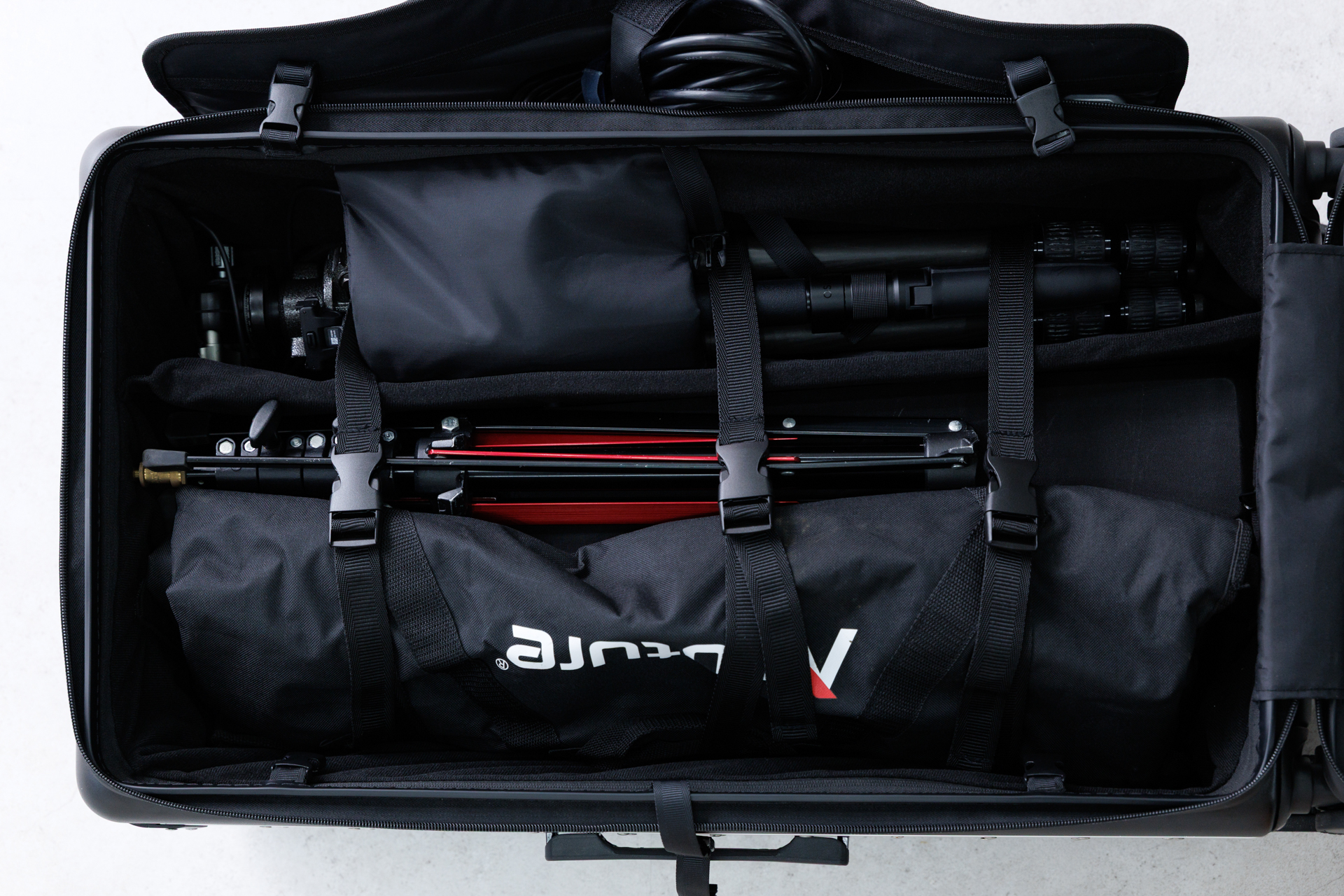 長物の収納例。上からGitzoの1型三脚＋SmallRigの小型ビデオ雲台「CH20 4170」/DJI OSMO 360用自撮り棒＋三脚/Manfrottoナノポールスタンド「MS0940A」/60cm長スライダー「EDELKRONE SliderPlus」/円形ライトボックス「Aputure LightDome SE」