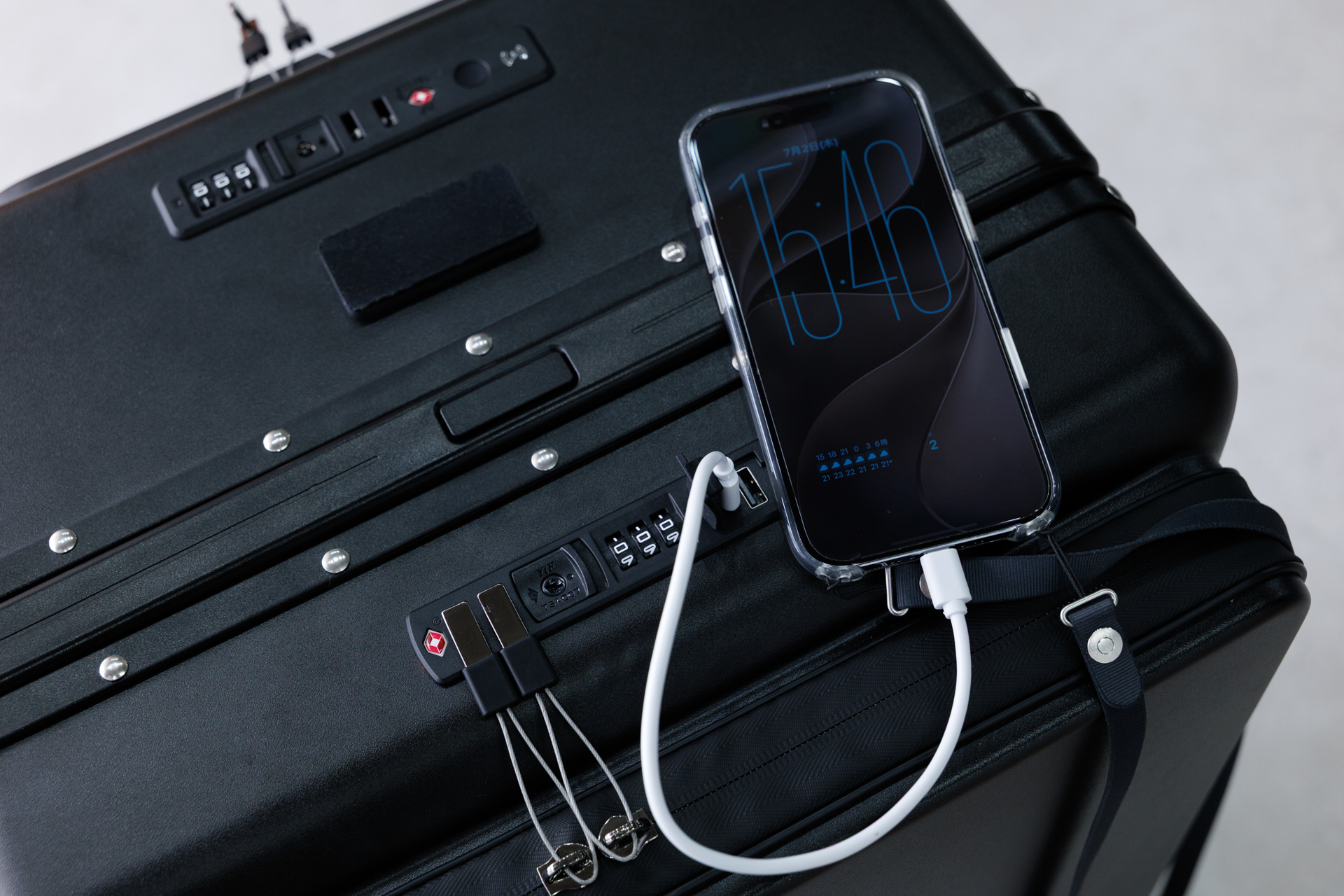上面のUSBポートはケースを開けることなくスマホなどにケース内のモバイルバッテリーから直接、給電が可能