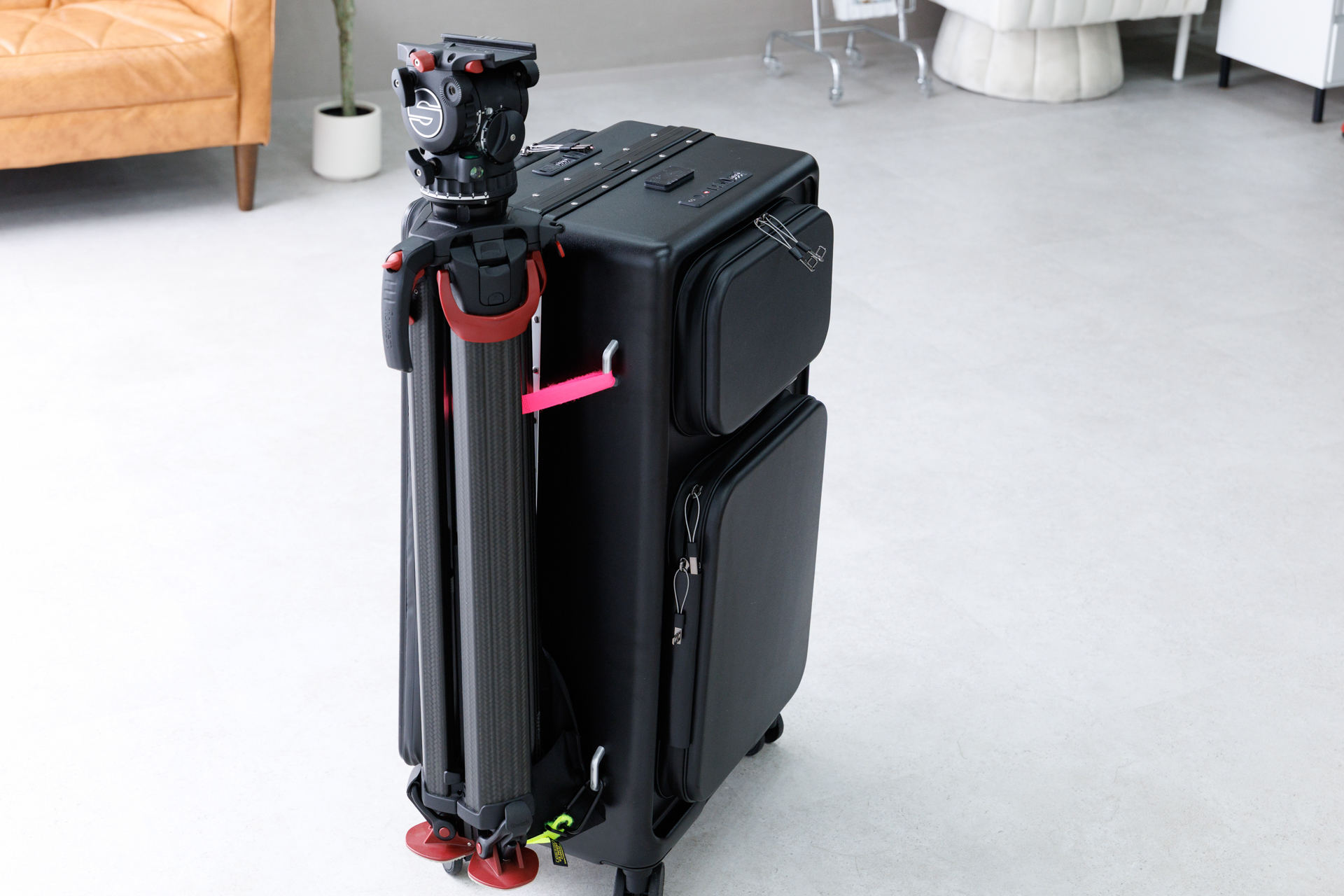 どうしても精密なカメラワークが欲しい僕はSachtlerの「System aktiv8 flowtech75 GS」をバッグ外のカラビナ取り付け可能な足穴部分に装着。マジックテープなどは汎用品を使用している