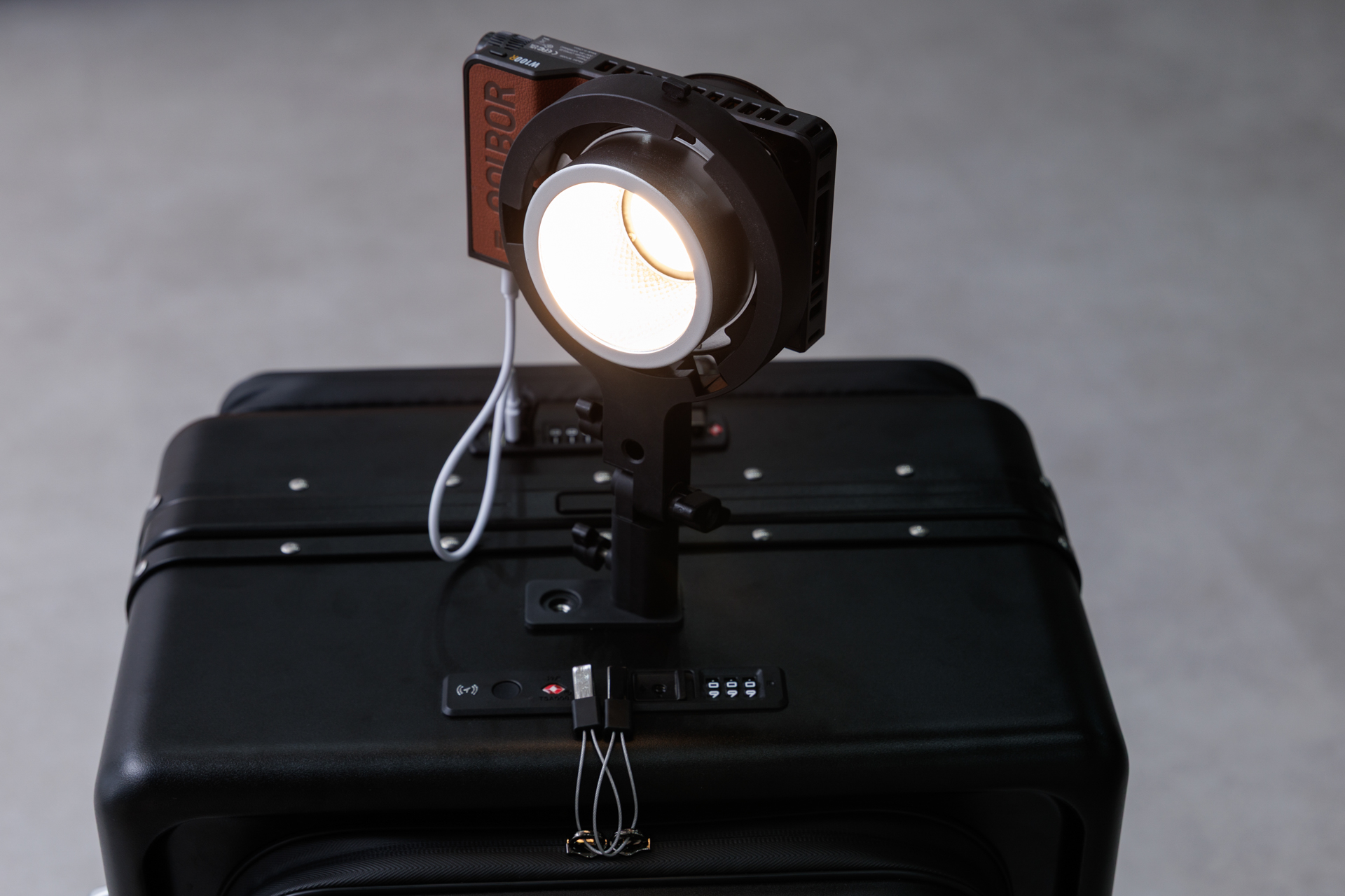 天面スレッド部に、超小型LEDバッテリーライト「COLBOR W100R」を装着してみた。見た目はいい感じだが、照明として使う場合にはもうちょっと高さが欲しい場合が多い。そこで……