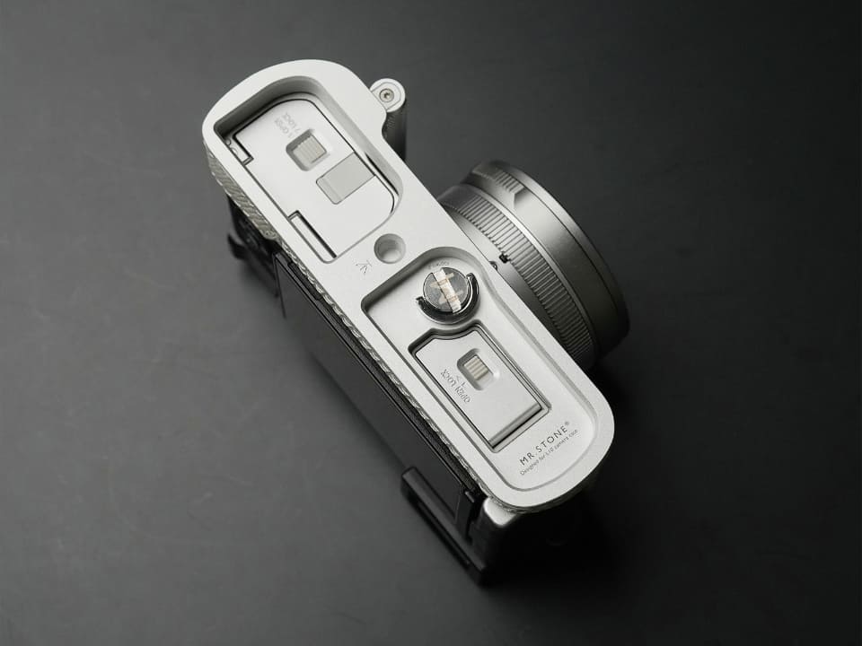 全10色の「LUMIX L10」用レザー製ボディケース - デジカメ Watch