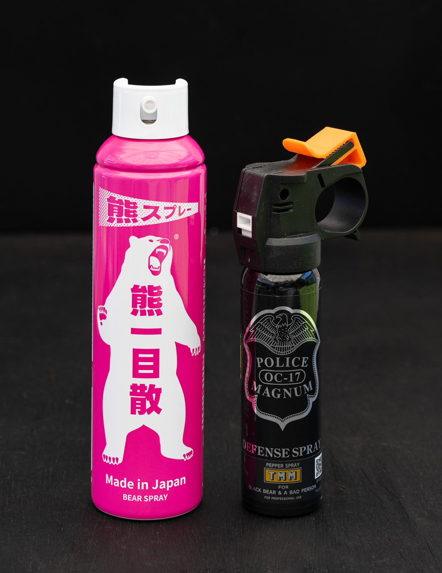 熊一目散とPOLICE MAGNAM B-609を並べてみた。容量が多く噴射時間が長い、一目散は大きめだ
