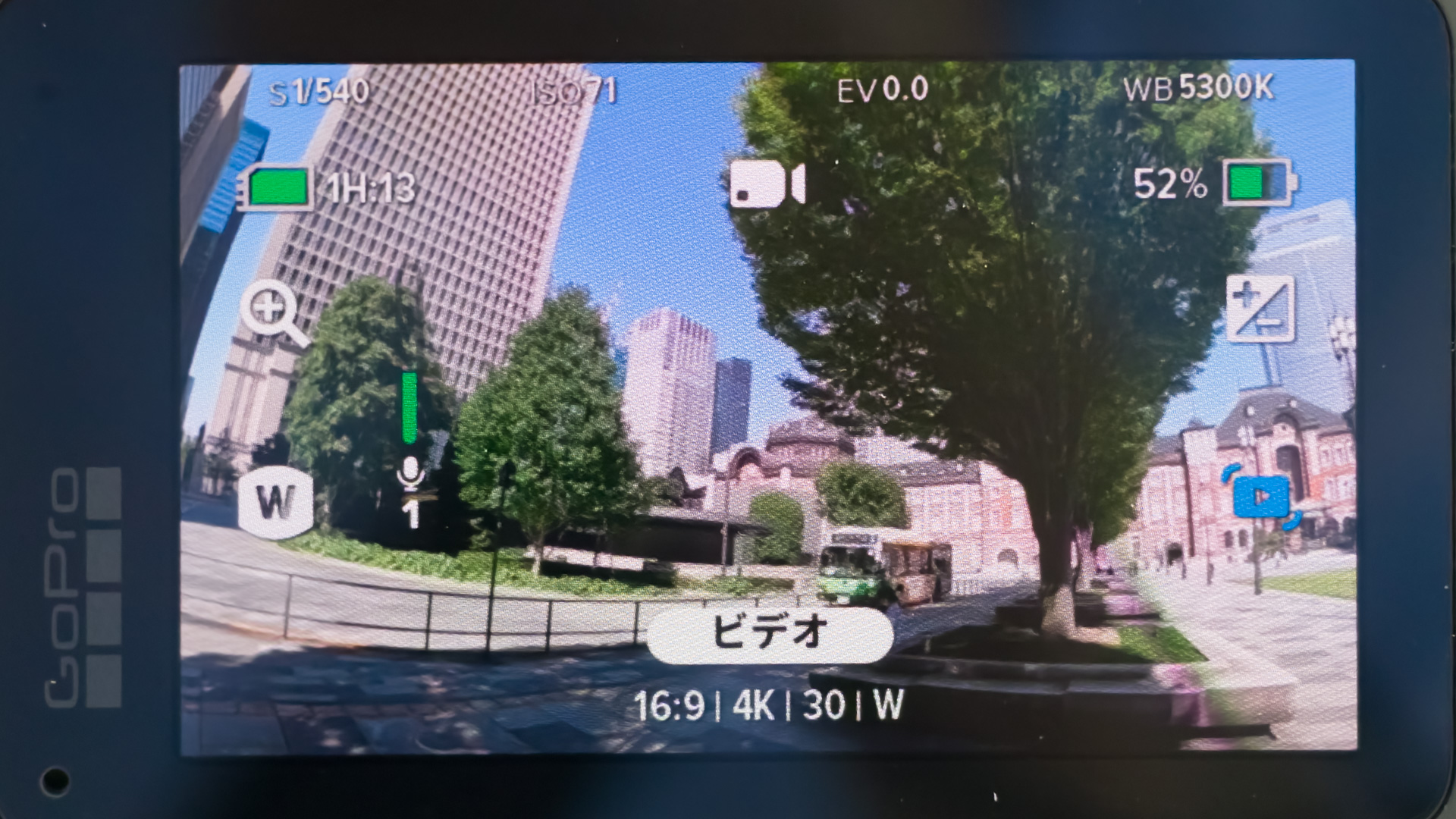 画面ショートカットはカスタマイズ可能。左にズームとレンズ設定、右に露出補正とブレ補正を設定してみた