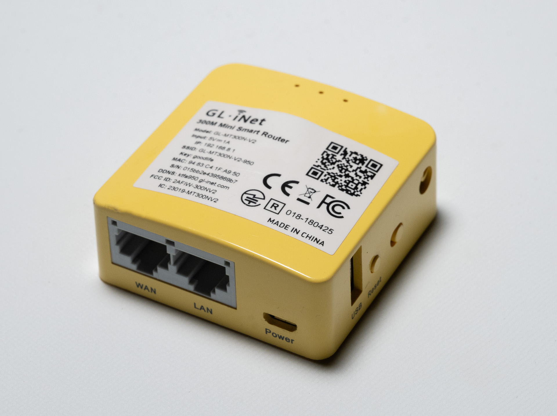 GL.iNet USB GL-MT300N-V2（Mango）。筆者はS50と合わせて3年ほど運用している。別途電源が必要だがモバイルバッテリーで動作可能。ルーター機能のみで、いわゆるモバイルルーターではない