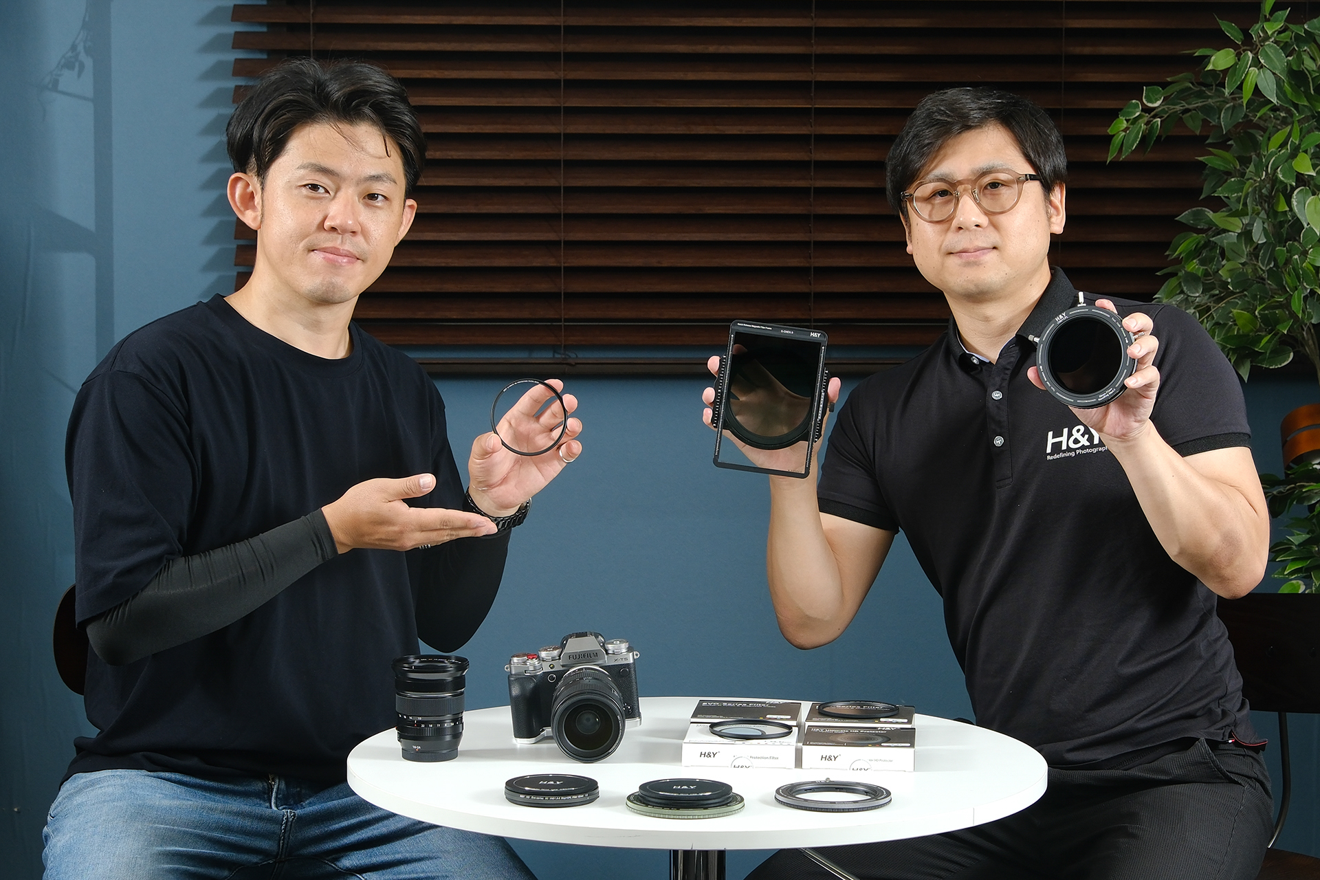 フィルター談義に花が咲いた2人。左から写真家・関一也さん、株式会社レイクプラッツ（H&Y日本総代理店）代表取締役・新井渉平さん