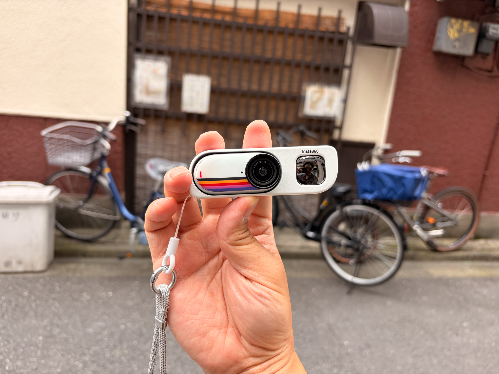 レンズの右側にあるのがセルフィーミラー