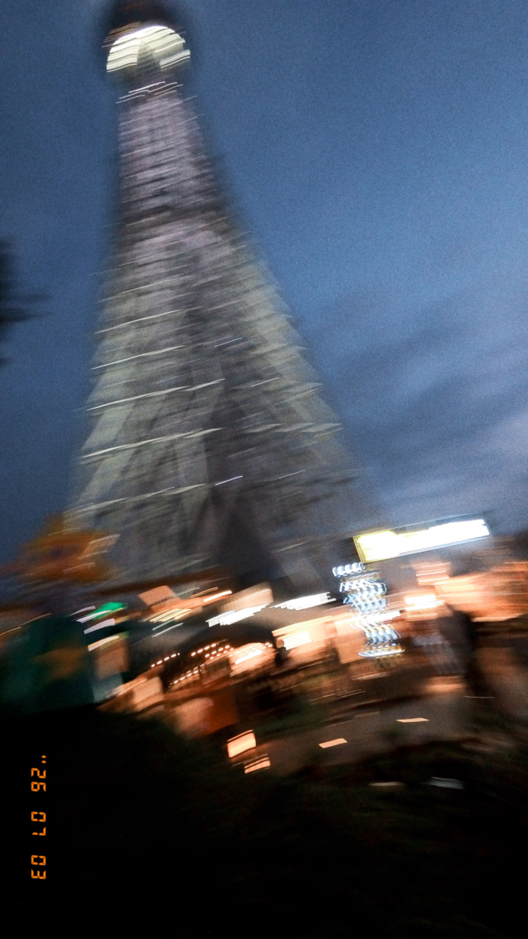 小さなカメラのため手ブレはしやすいが、それを逆手に取ってブレ写真も楽しみたい。高性能なカメラでは逆に取りづらい写真かもしれない