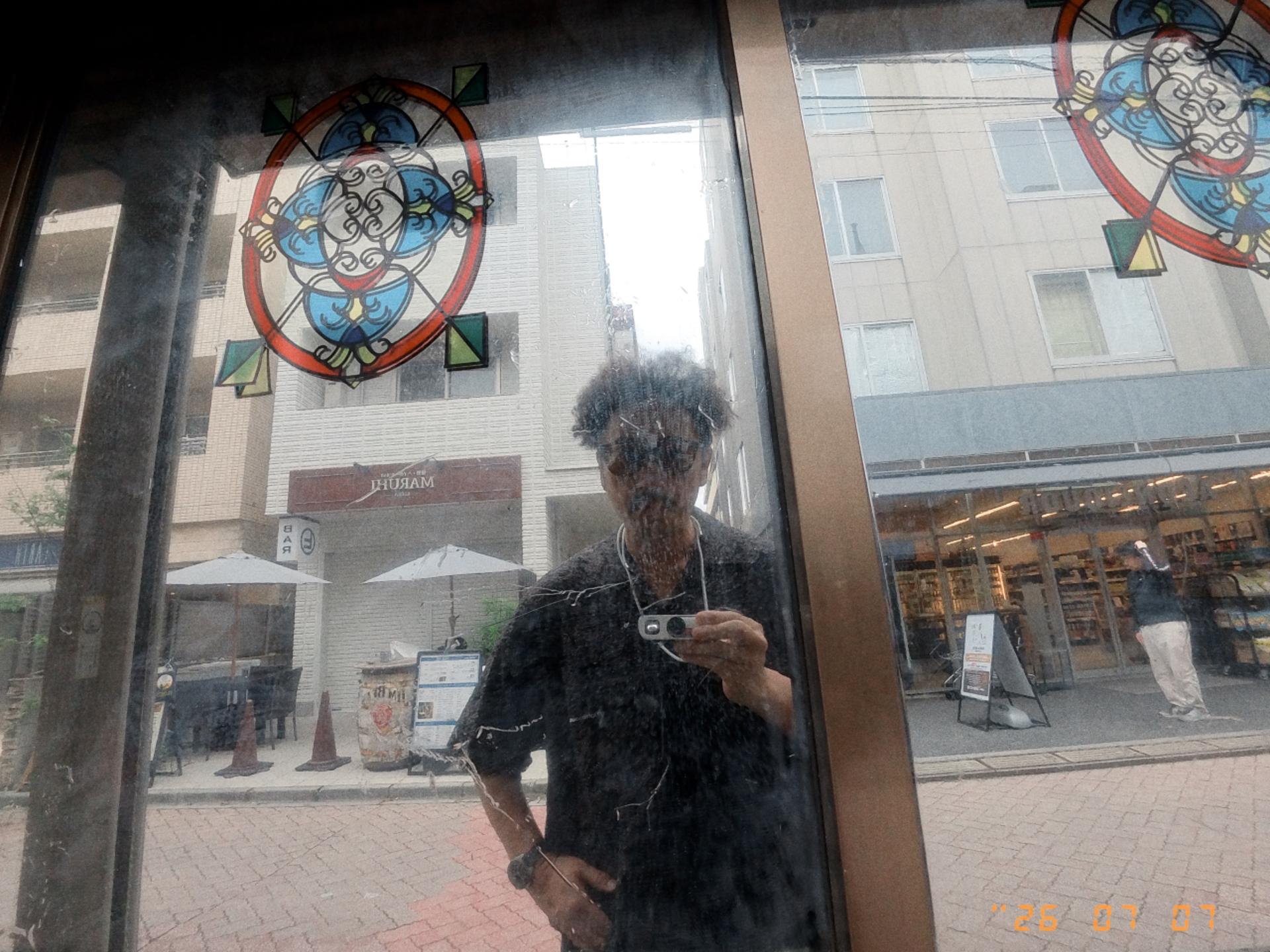 散策中に窓に写った自分。Insta360 GO 3S レトロキットの小ささがよくわかると思う