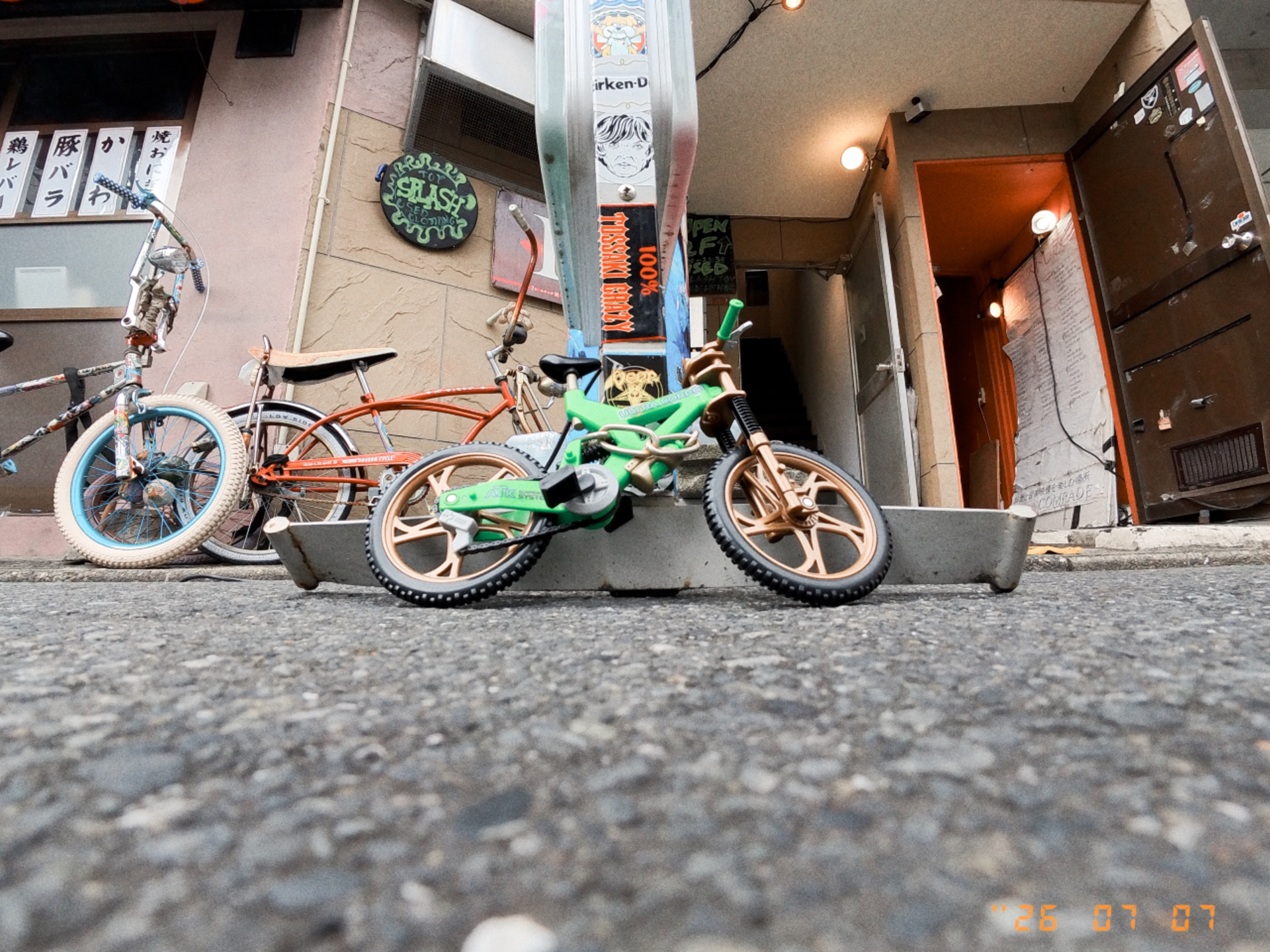 ミニチュアの自転車。奥の本物の自転車との対比がお気に入り
