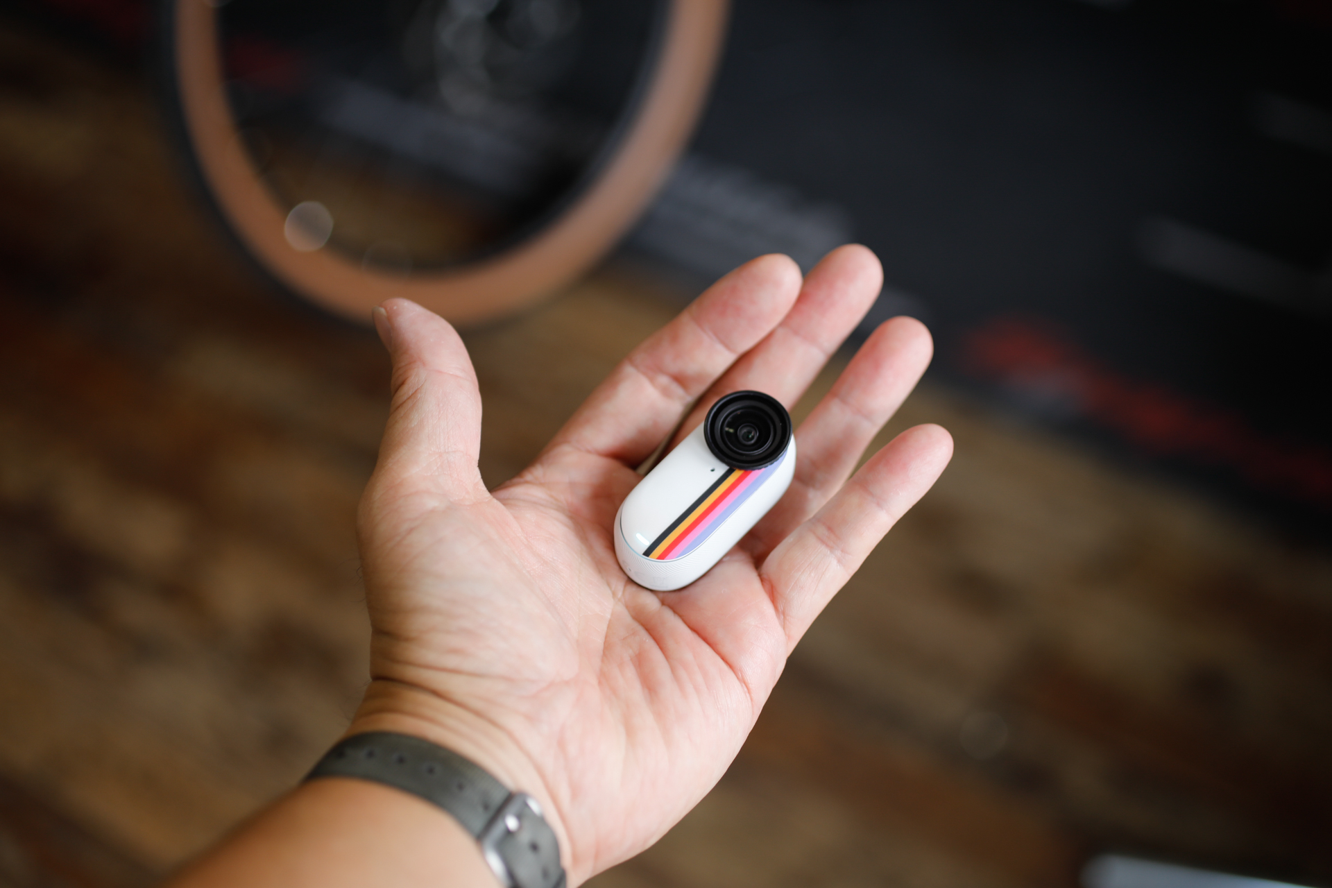 Insta360 GO 3Sのみだと親指サイズ。POVカメラとして人気なのがわかるサイズ感だ