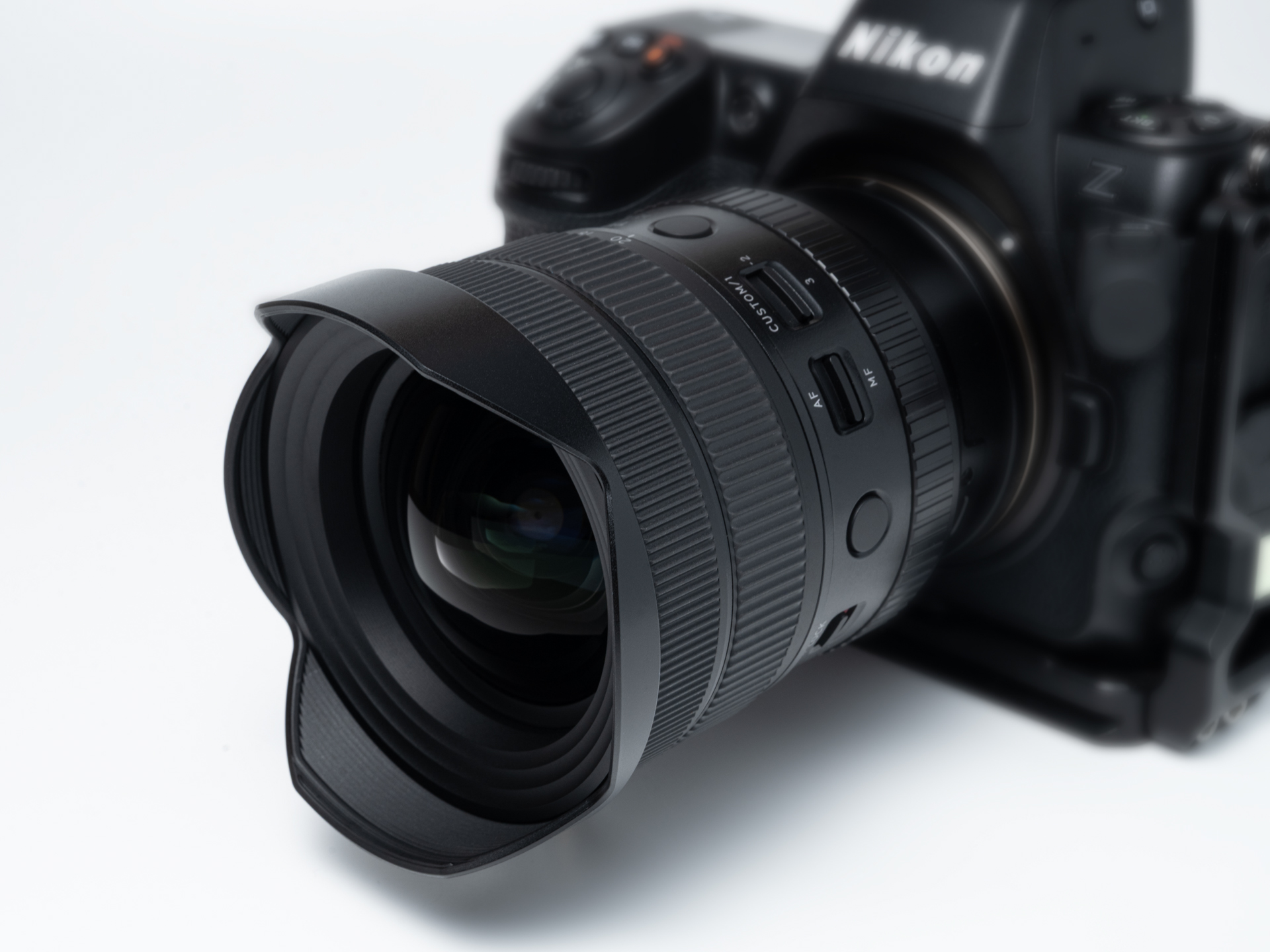 12-20mm F2.8を装着したZ8。シンプルなデザインはどんなボディともマッチする。見た目に反して重さは軽くアクティブに使いこなせる超広角ズームだ