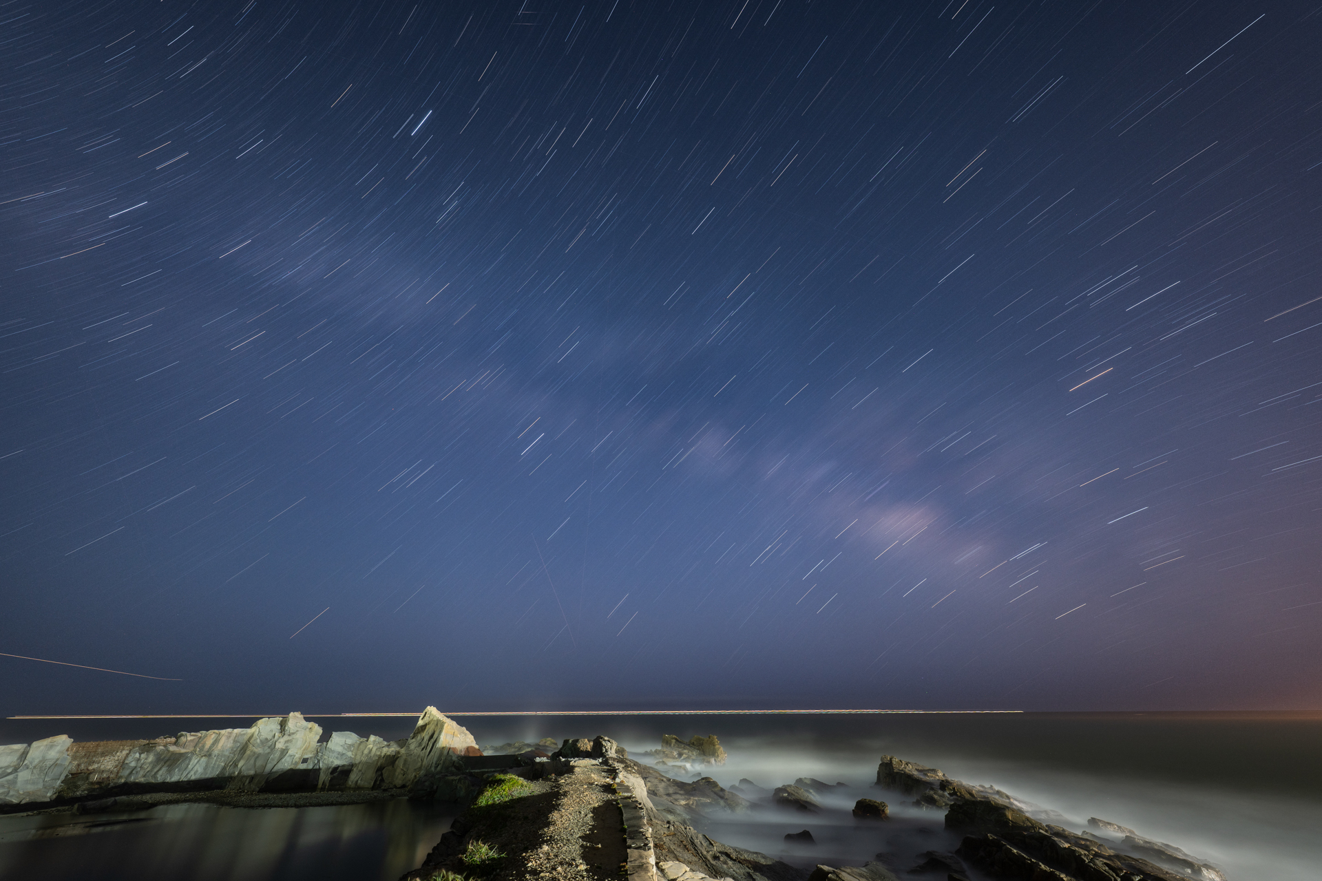 超広角であることから、F5.6であっても、パンフォーカスの表現が可能だ。星景に限らず風景全般に使いたい<br><span class="fnt-85">ニコン Z8／タムロン 12-20mm F2.8／12mm／F5.6／900秒／ISO 160／WB:太陽光／三脚使用</span>