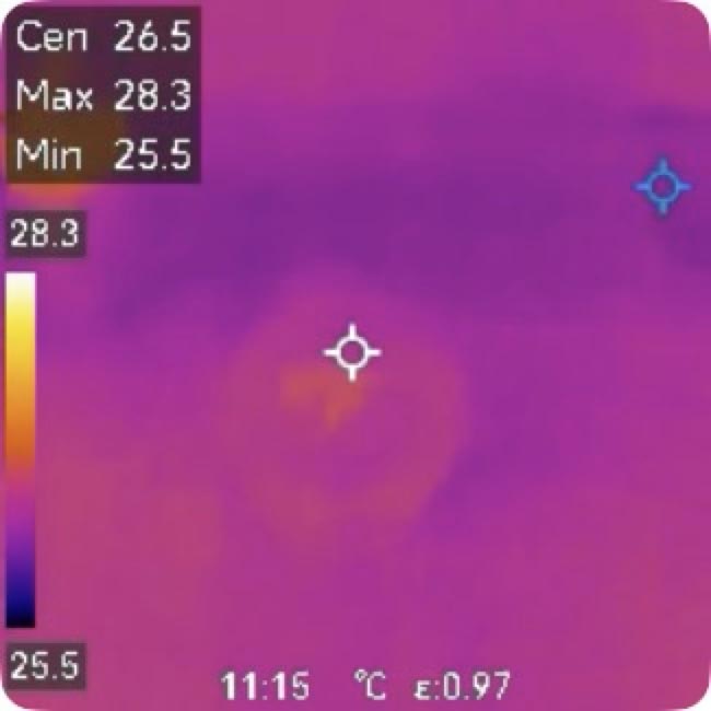 ヒーターの電源を入れる前はレンズも背景も同じ温度