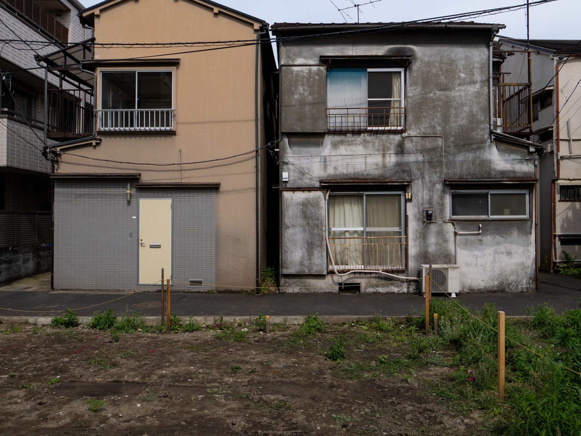 下町の光景。こうしたモチーフは大型のセンサーの高画質機で撮影しないとダメみたいなことも言われたりしますが、L10でも見た目の印象は伝わります。渋い色の被写体はきちんと渋くきっちりと仕上げてくる印象です。<br><span class="fnt-85">LUMIX L10／13.6mm／プログラムAE（1/1,000秒、F9、−0.7EV）／ISO 400</span>