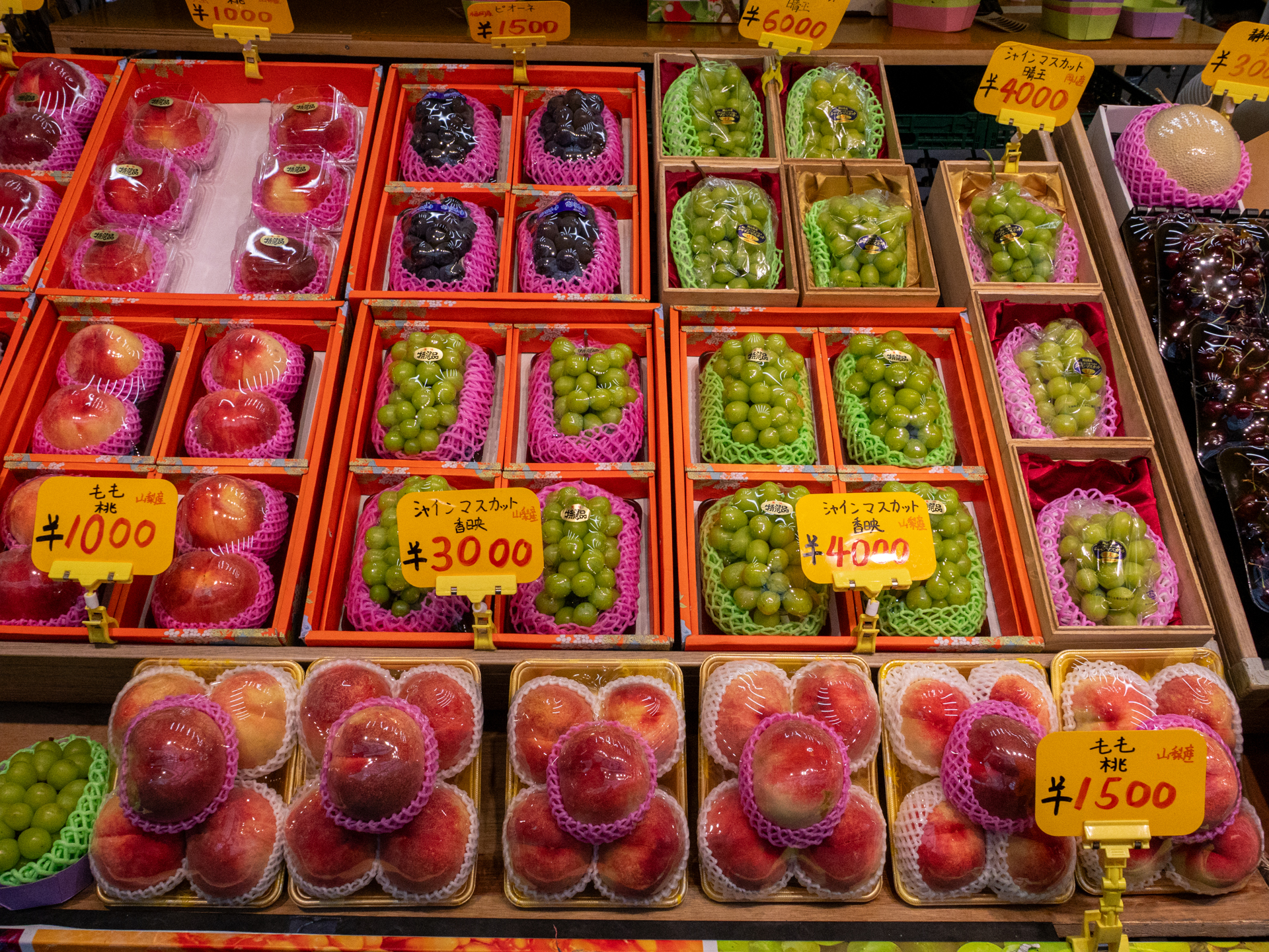 果物店。光源を気にせず、そのままシャッターを切りました。これも肉眼に近い印象に写るのがうれしいですね。ISO 1600なら常用感度であります。<br><span class="fnt-85">LUMIX L10／13.8mm／プログラムAE（1/1,000秒、F7.1、−0.7EV）／ISO 1600</span>