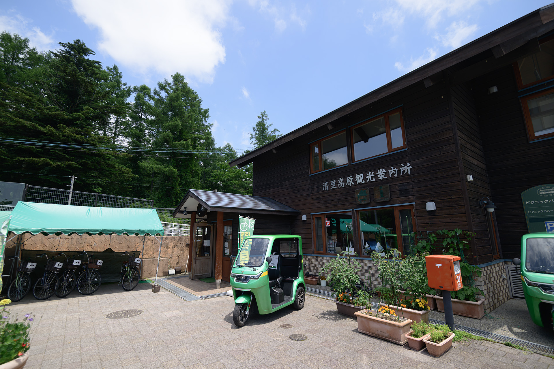 清里高原観光案内所「あおぞら」 では、トラッキングシューズのほか、レンタルサイクルやEVトゥクトゥクなどのレンタルも行っている