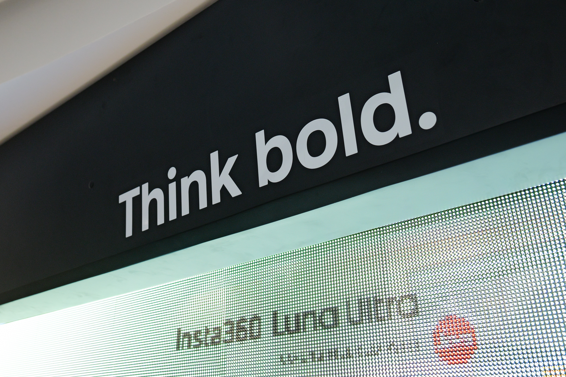 店内の至る所に、Insta360のブランドスローガン「Think bold.」の文字が。「無理だといわれても、やってみよう」という挑戦していく精神が表現されている