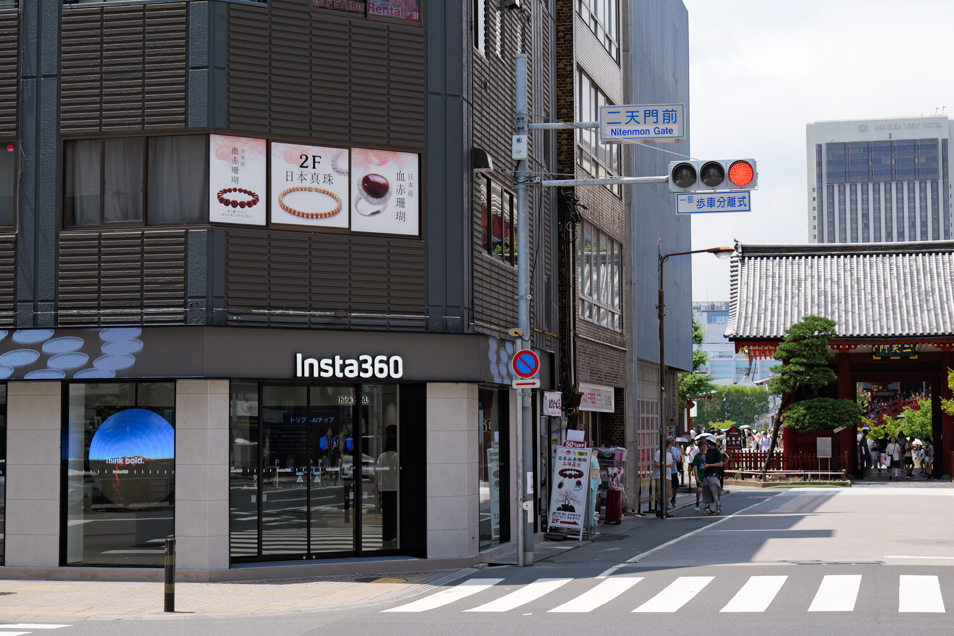 店舗は「二天門」のすぐ目の前だ