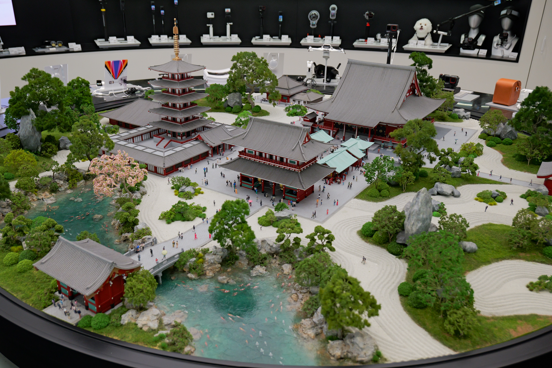 店内の中央には浅草寺をイメージしたジオラマを配置した。この中には360°カメラのXシリーズを持っている人が何人かいるのだとか