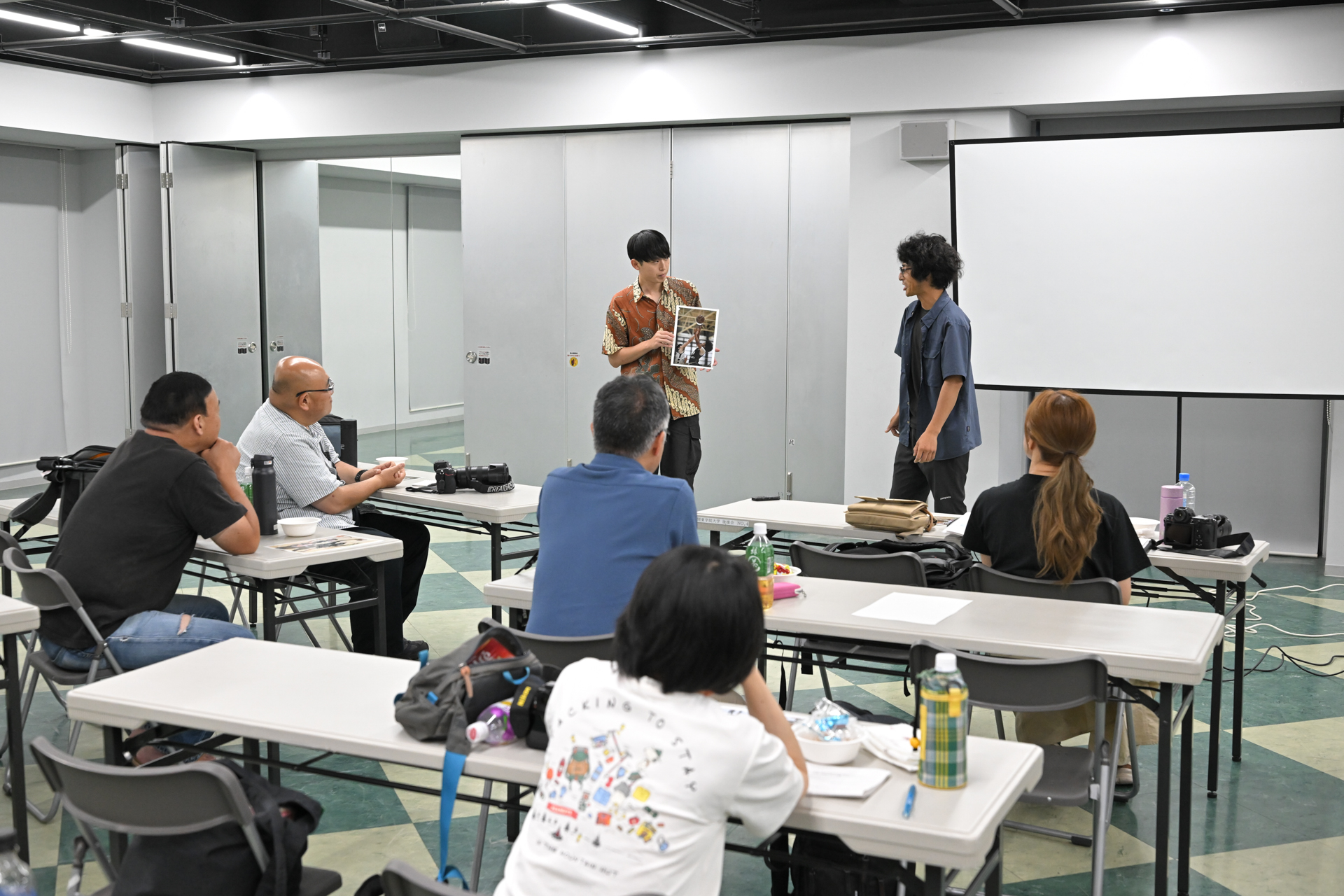 松尾さんの講評を受け、参加者の作品を鑑賞した