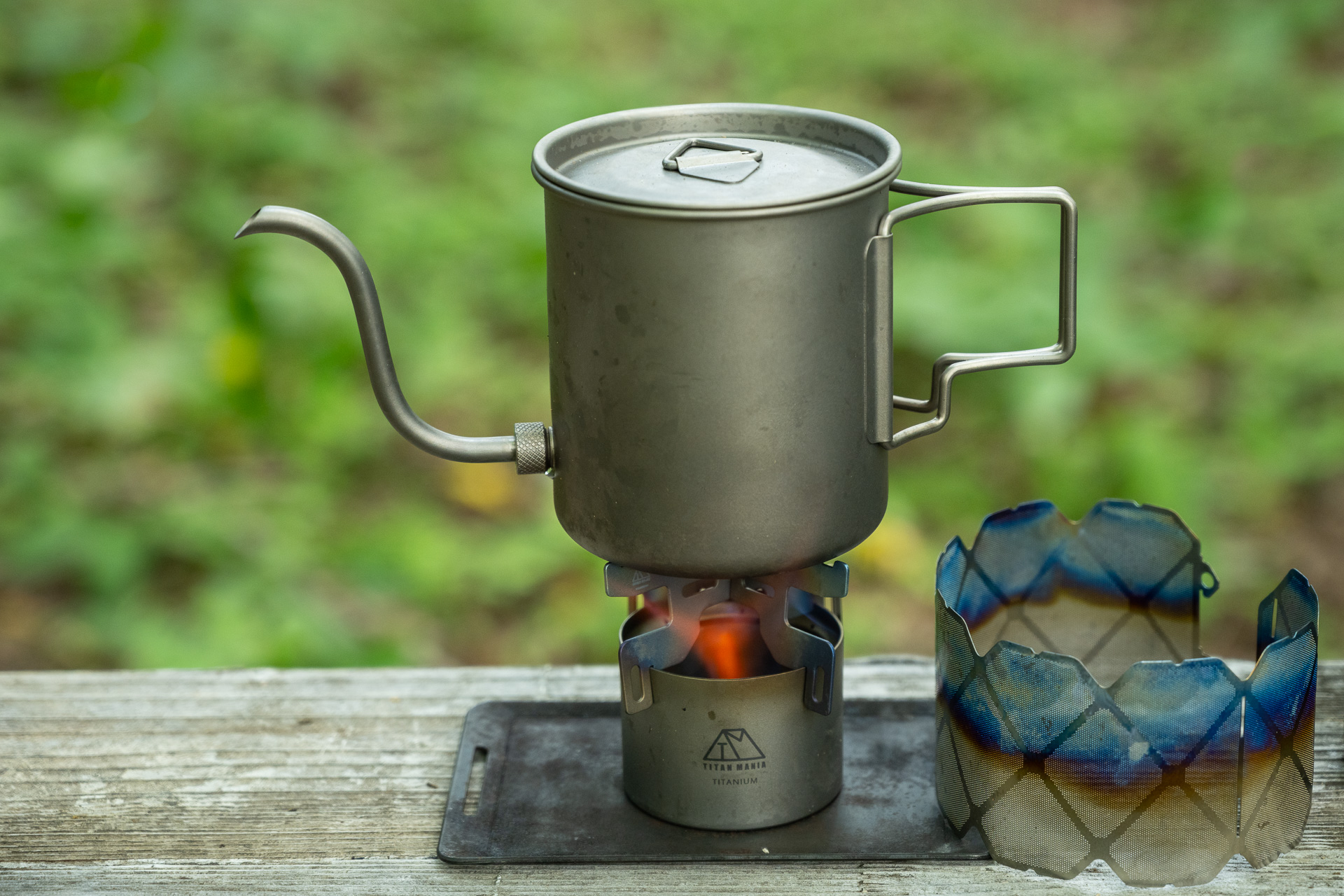 以前にも紹介したチタン風防。アルコールストーブの炎は見えにくく、また揺らぎやすいので絶対に車内で使ってはいけない。必ず戸外で