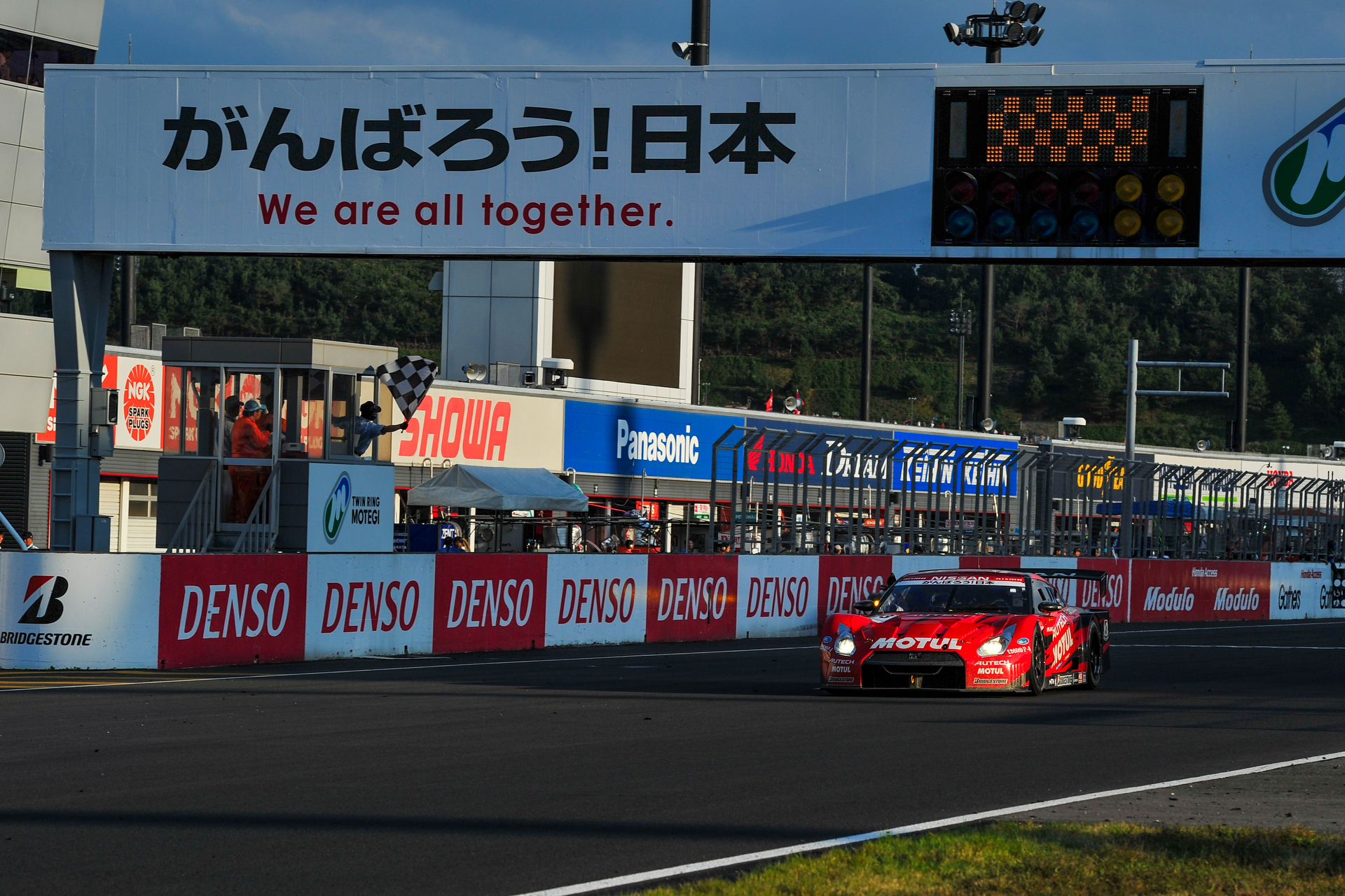 2011年 SUPER GT<br><span class="fnt-85">ニコン D3S／AF-S NIKKOR 70-200mm f/2.8G ED VR II／122mm／シャッター速度優先AE（1/800秒、F9）／ISO 200</span>