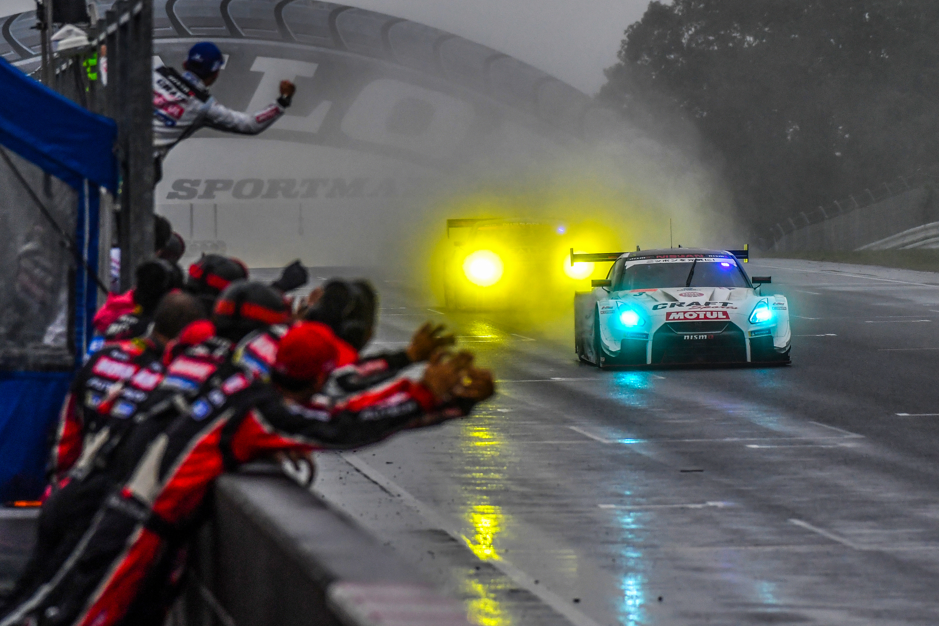 2019年 SUPER GT<br><span class="fnt-85">ニコン D5／AF-S NIKKOR 200-500mm f/5.6E ED VR／220mm／シャッター速度優先AE（1/800秒、F5.6）／ISO 1600</span>