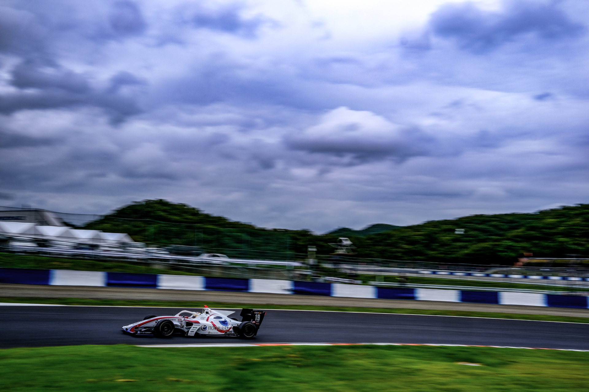 2019年 スーパーフォーミュラ<br><span class="fnt-85">富士フイルム X-T3／XF23mmF1.4 R／23mm／シャッター速度優先AE（1/100秒、F13）／ISO 160</span>