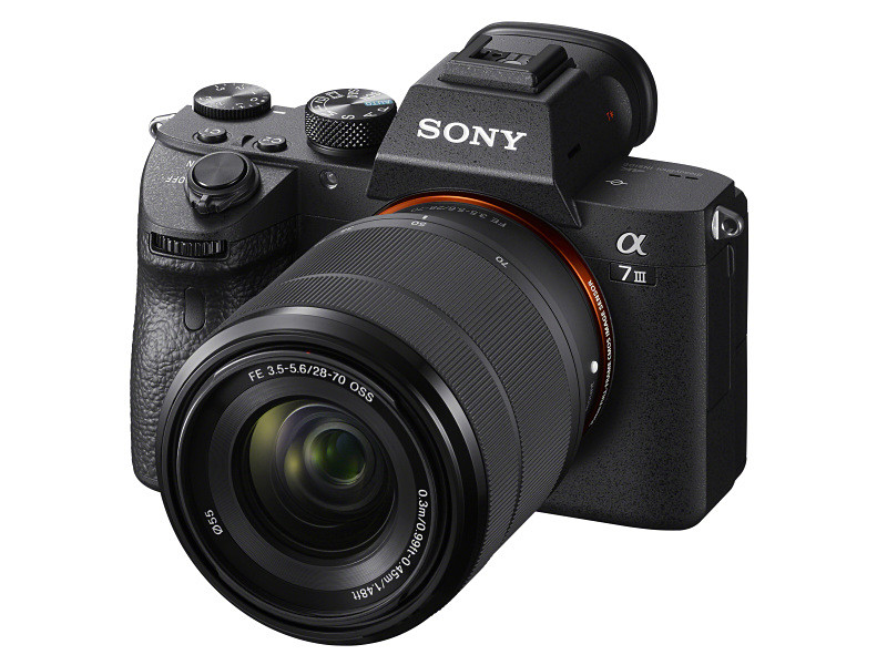 α7 III ズームレンズキット（旧製品）。発売は2018年3月
