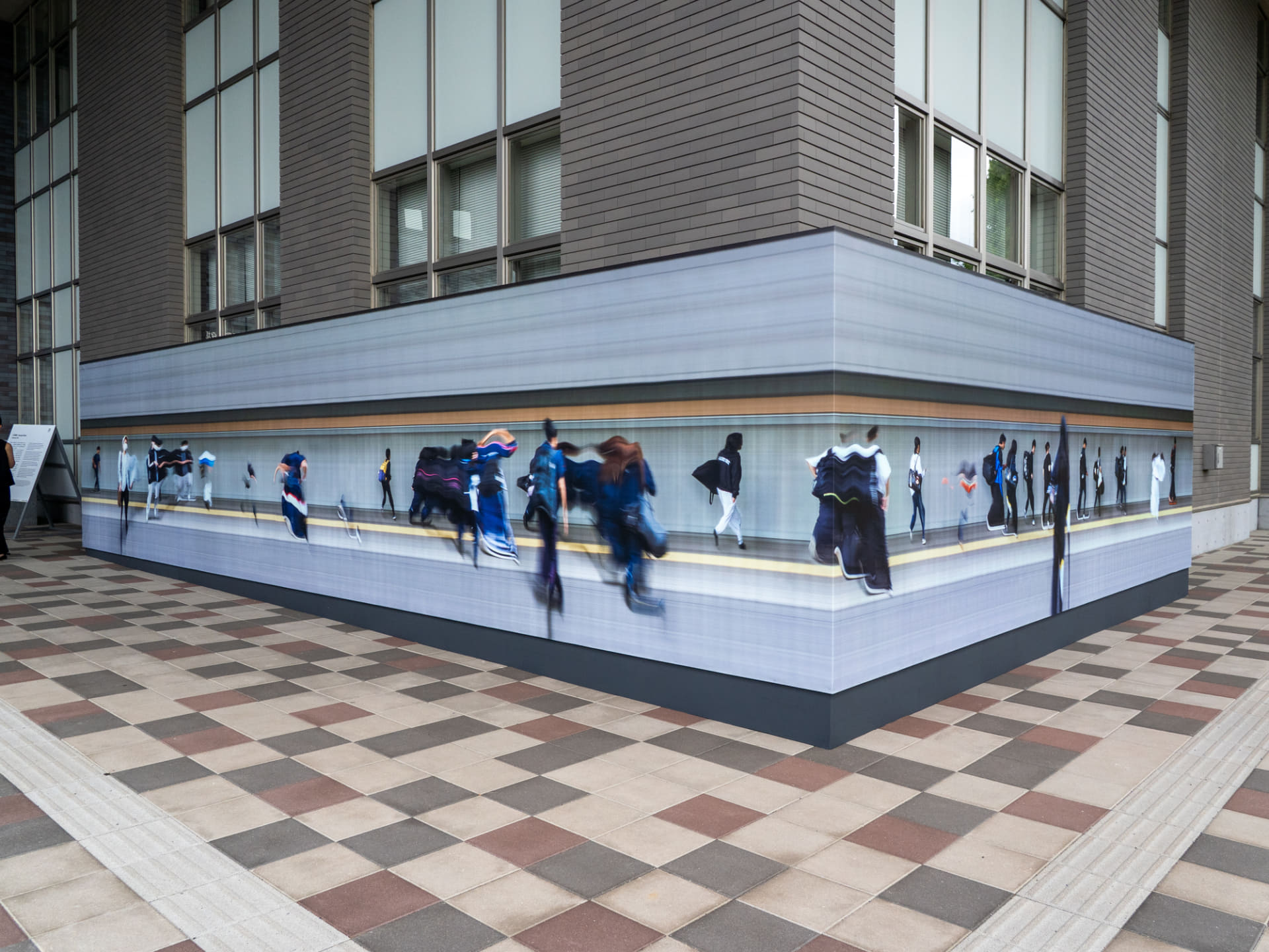 白井晴幸氏が御代田町に滞在して制作した作品「Panorama」。スリットカメラによりフィルムの巻き取り動作によって時間を記録した