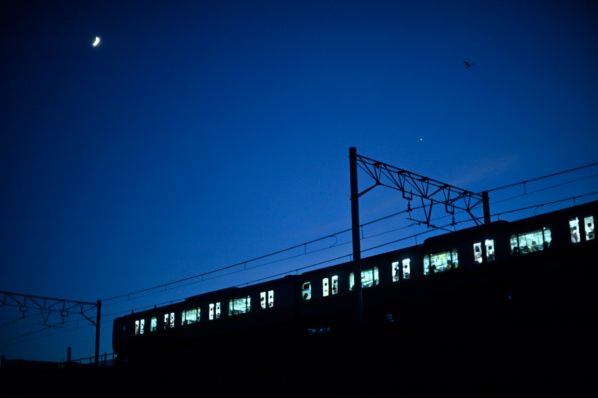 バッテリの1つがまだ活きていたので、当時と同等の状況であの画を再現してみた。夕方の西空に三日月が見え、これに導いてもらおうと考えていたら、よく見るとその先に宵の明星まで……それは画面に入れなければならなかった
