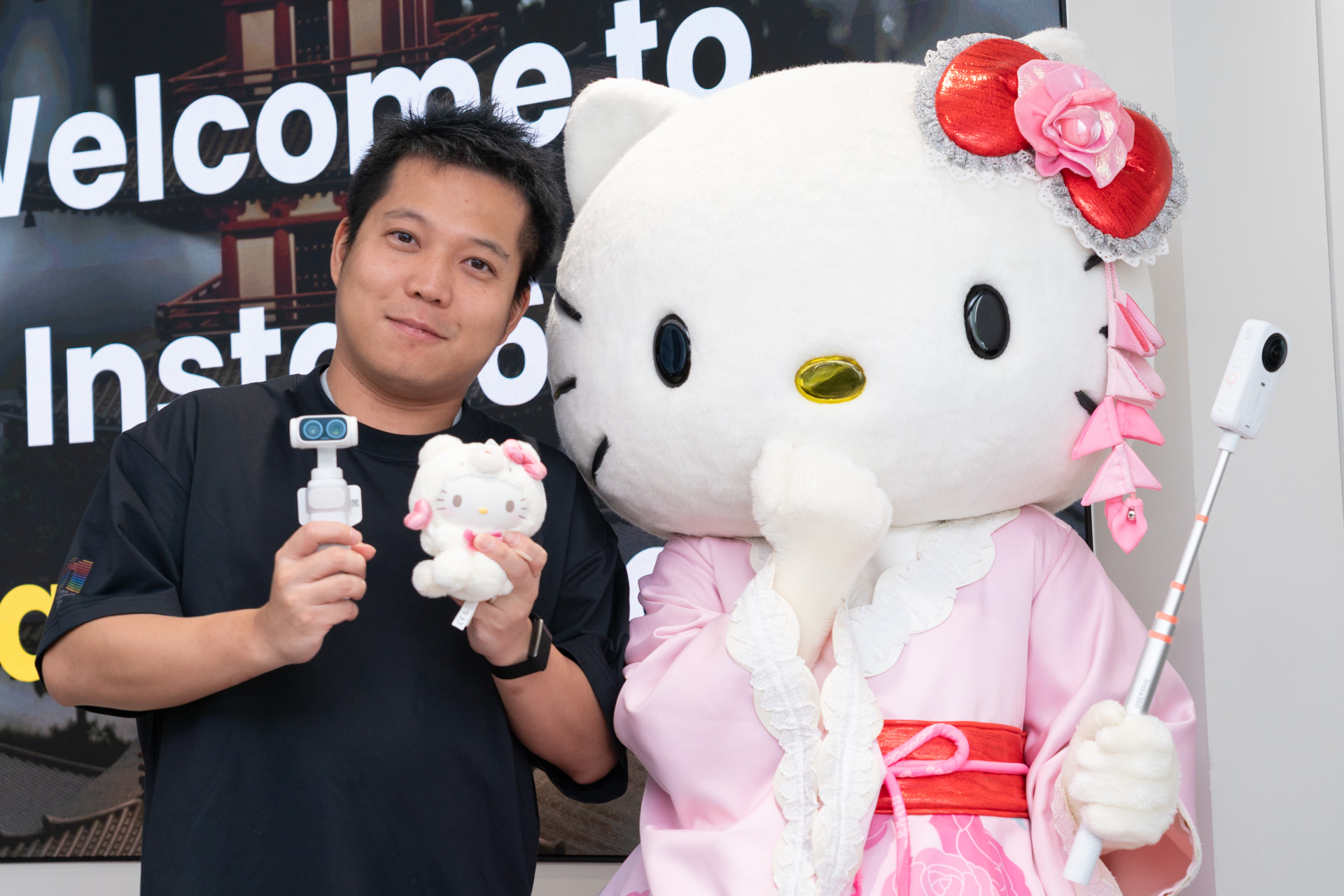 Insta360創業者のJK氏（左）とハローキティ（右）