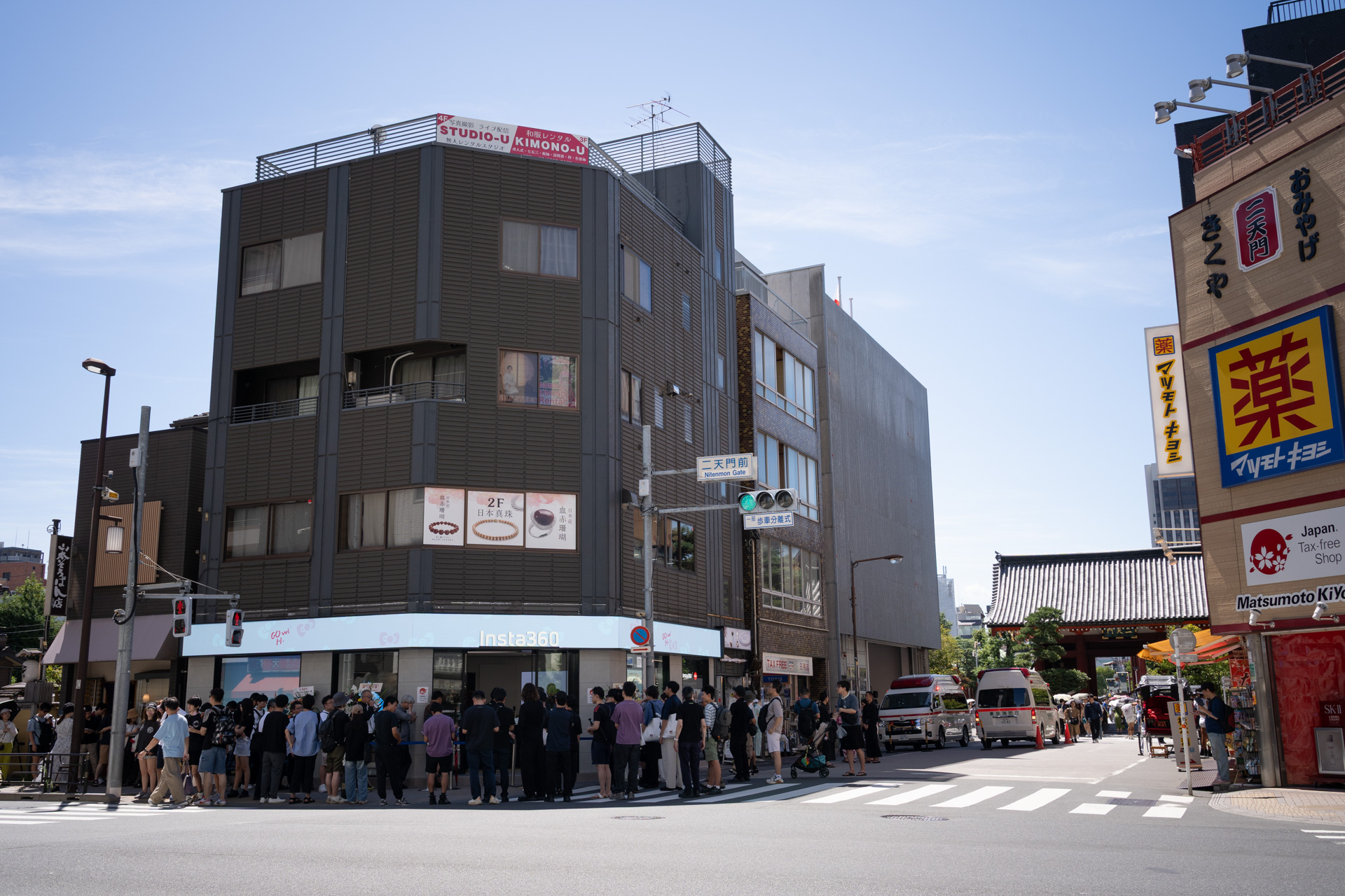 店舗は二天門（右）のすぐそば