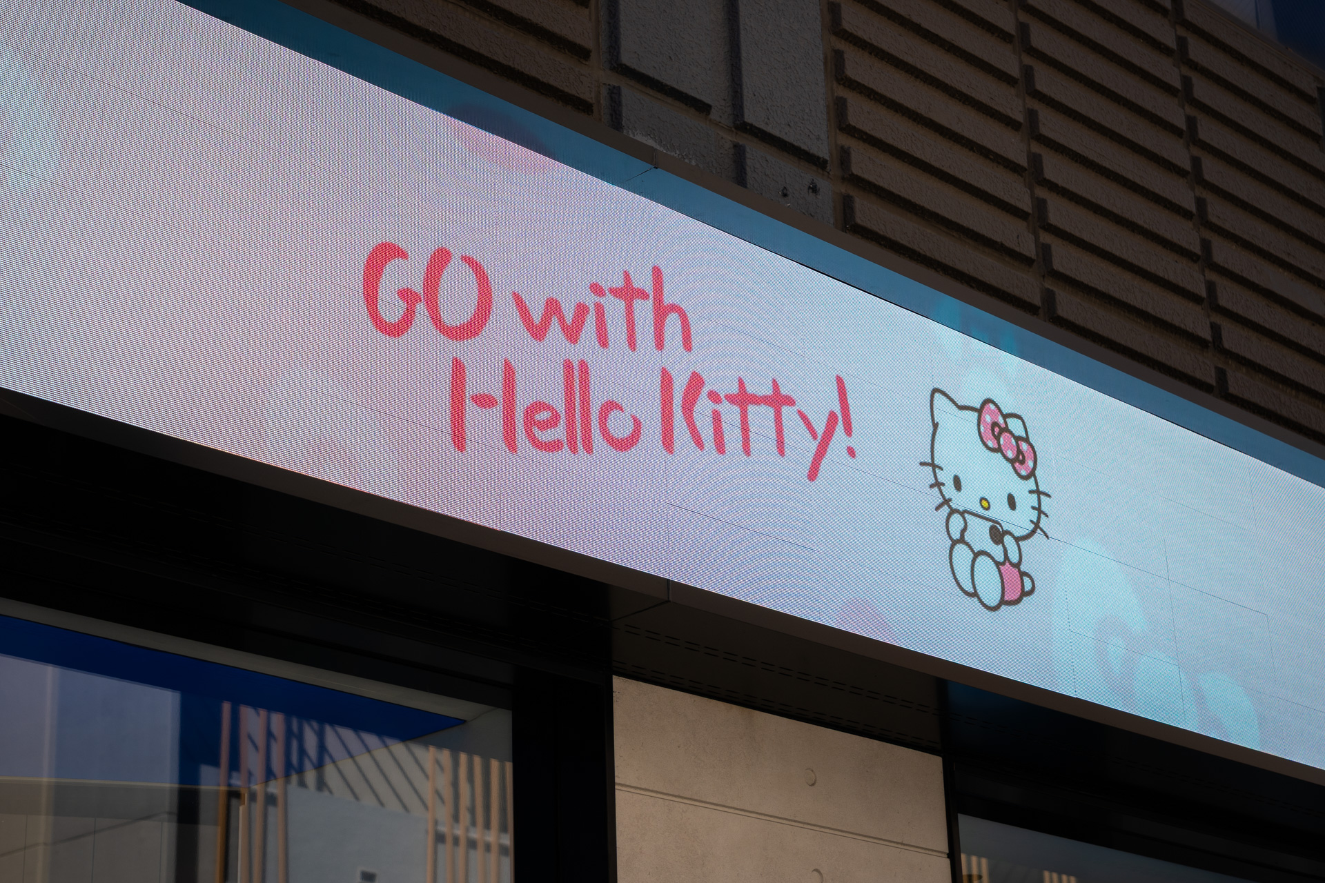 「GO with Hello Kitty！」とキティのイラストも