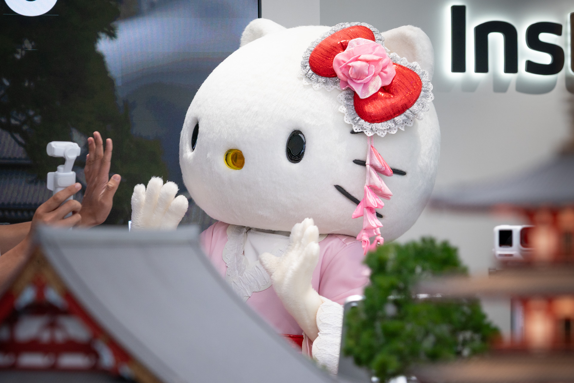 午前中は招待されたクリエイターとの撮影などに応じていたハローキティ
