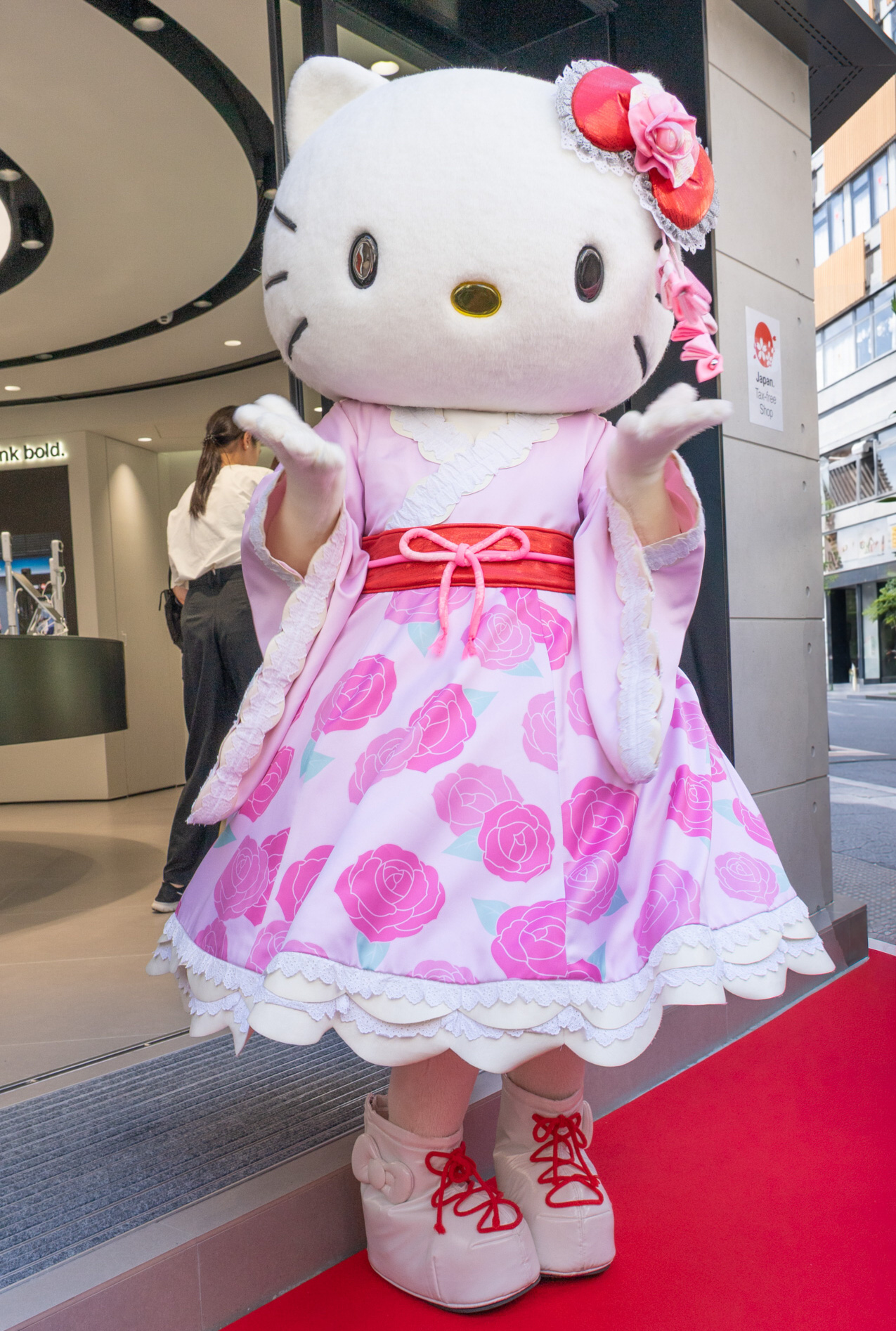 この日のいでたちはホワイトのブーツに花柄の着物