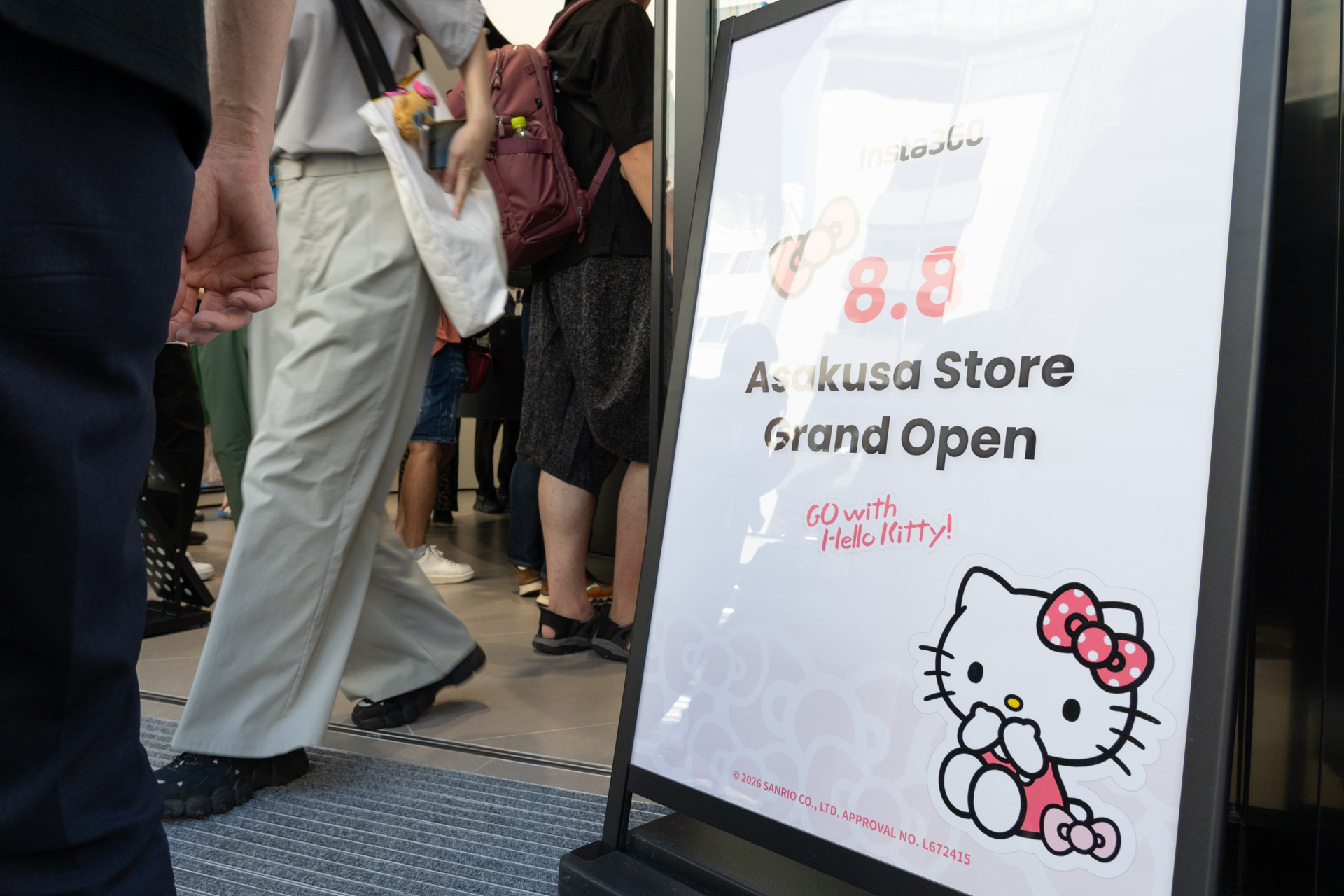 オープン後も店内に入りきれないほどの来客が続いていた